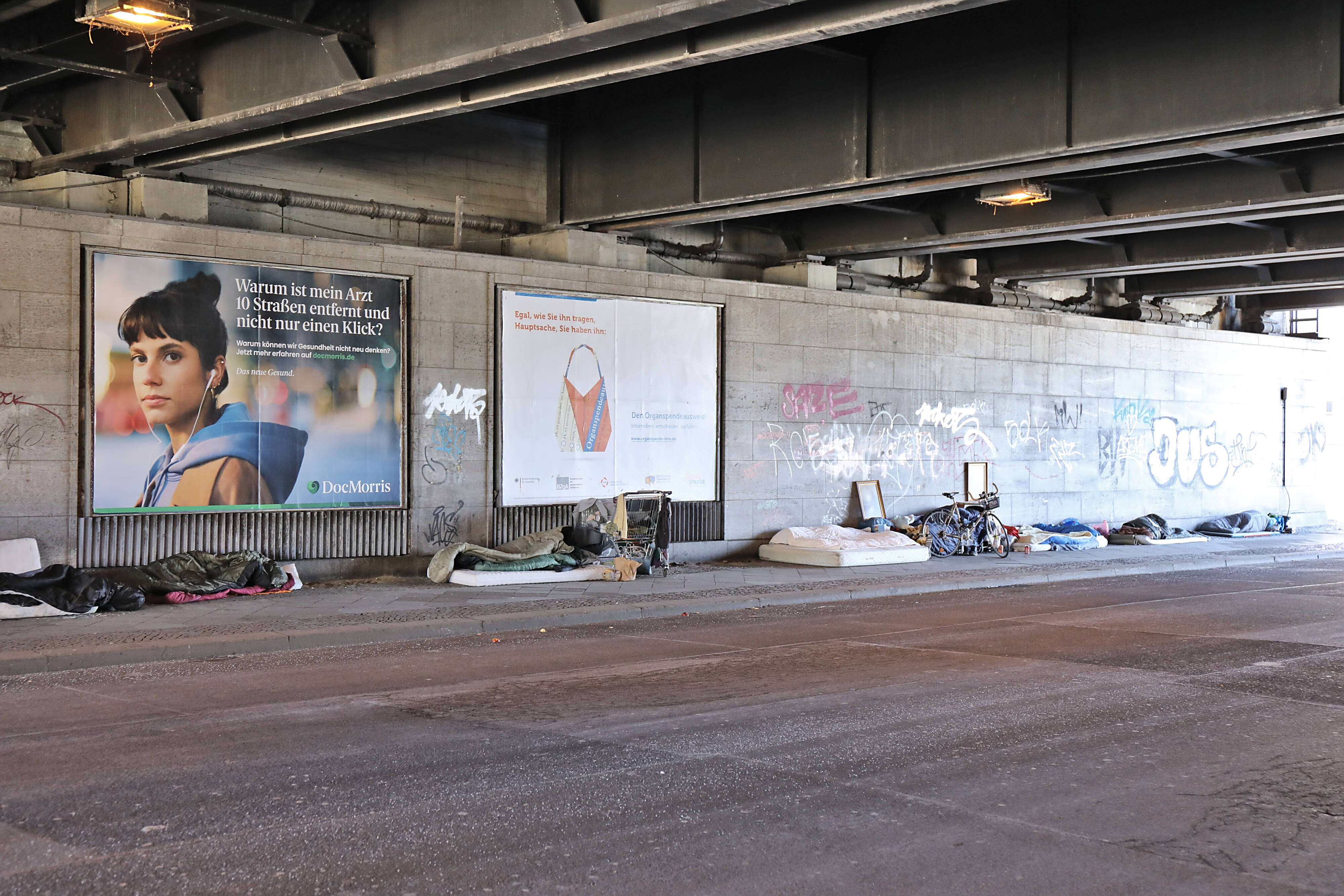 Sichtbare Armut – mitten in Deutschland: hier Obdachlose unter einer Brücke in Berlin