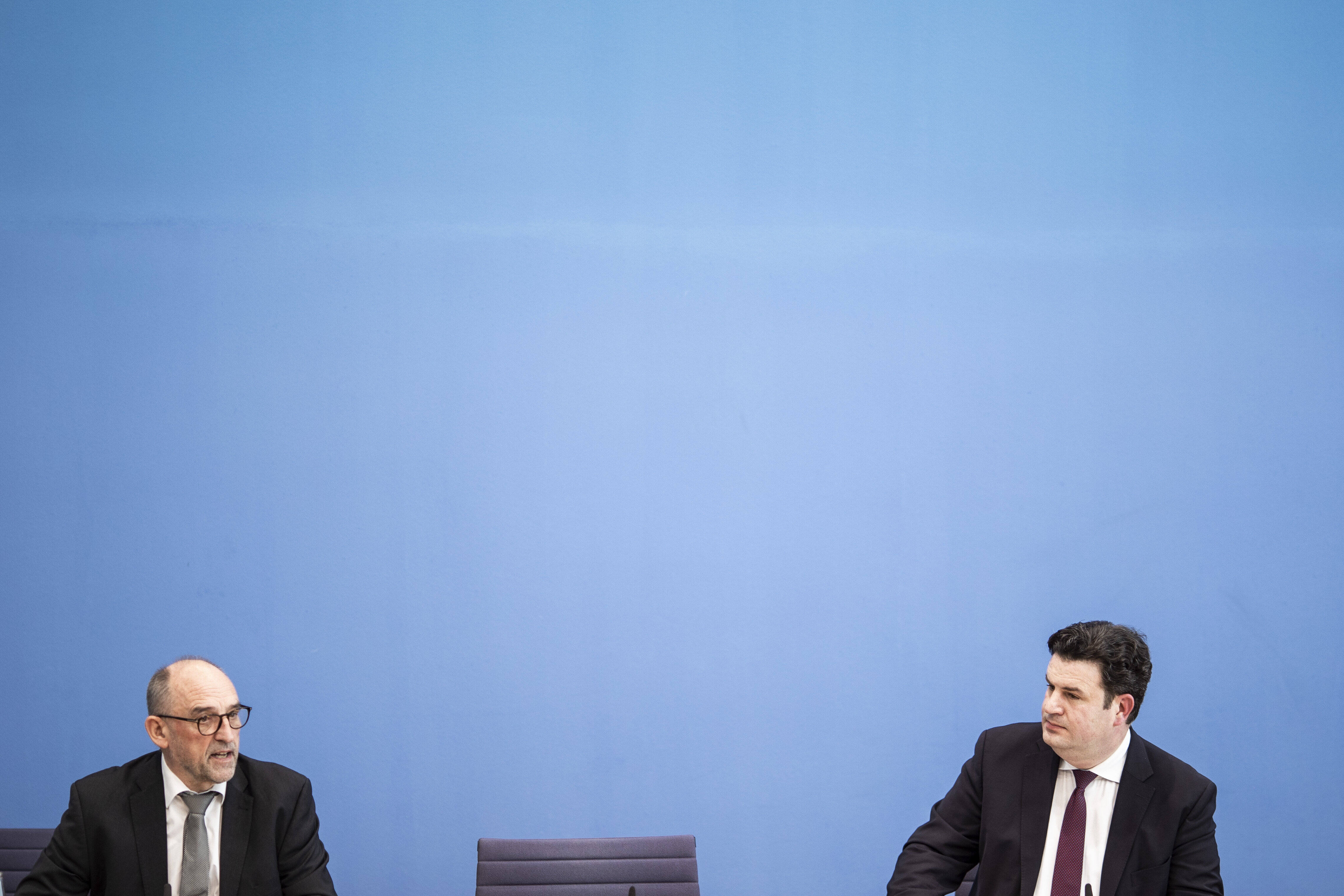 Gleichzeitig besorgt und optimistisch: Detlef Scheele (links), Vorsitzender der Bundesagentur für Arbeit, und Bundesarbeitsminister Hubertus Heil zu der Arbeitsmarktentwicklung ein Jahr nach dem ersten Lockdown.