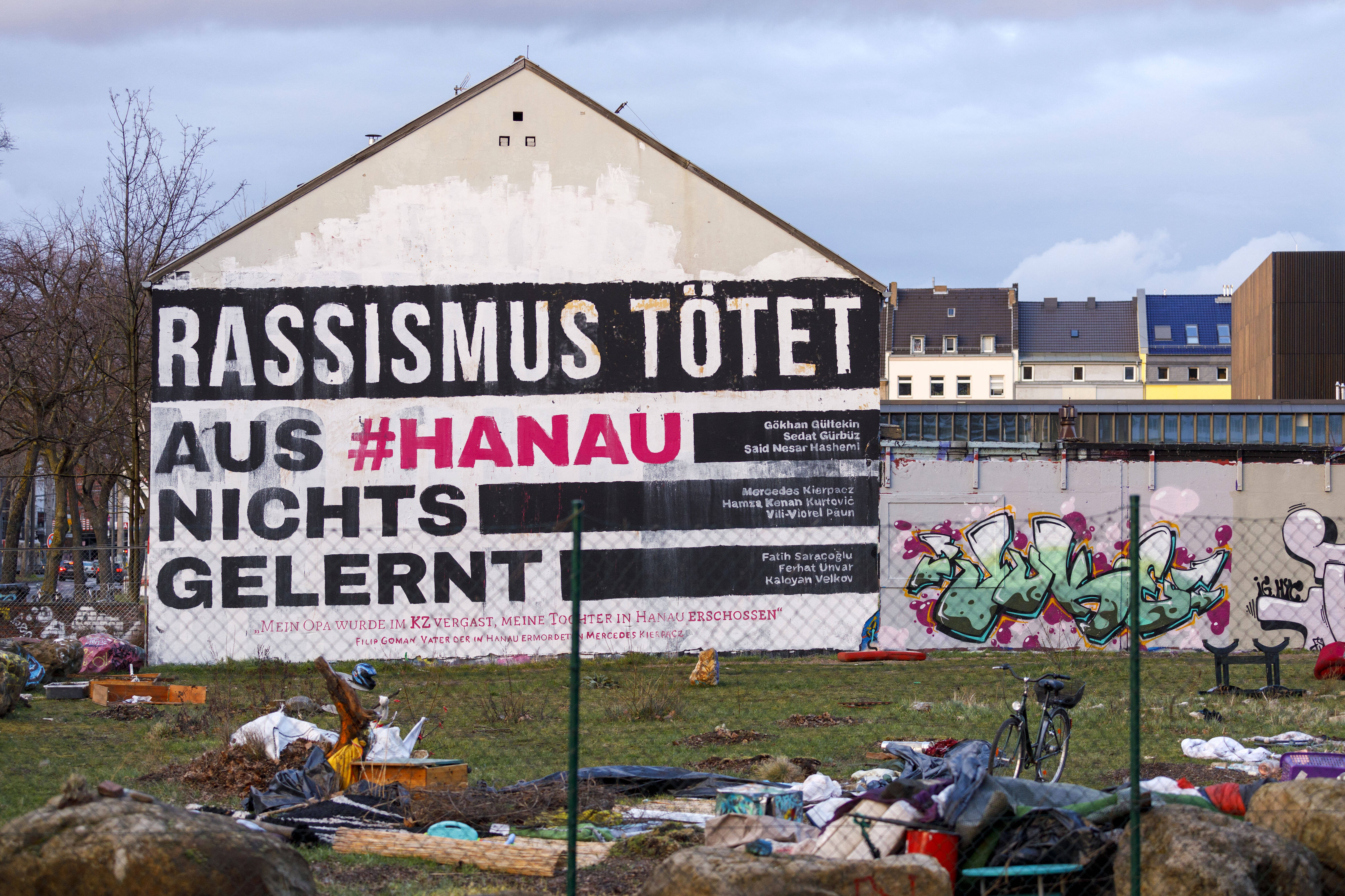 Aus Hanau nichts gelernt? Die Bundestagsfraktion von CDU und CSU blockiert das Demokratiefördergesetz. Die SPD kritisiert das scharf.