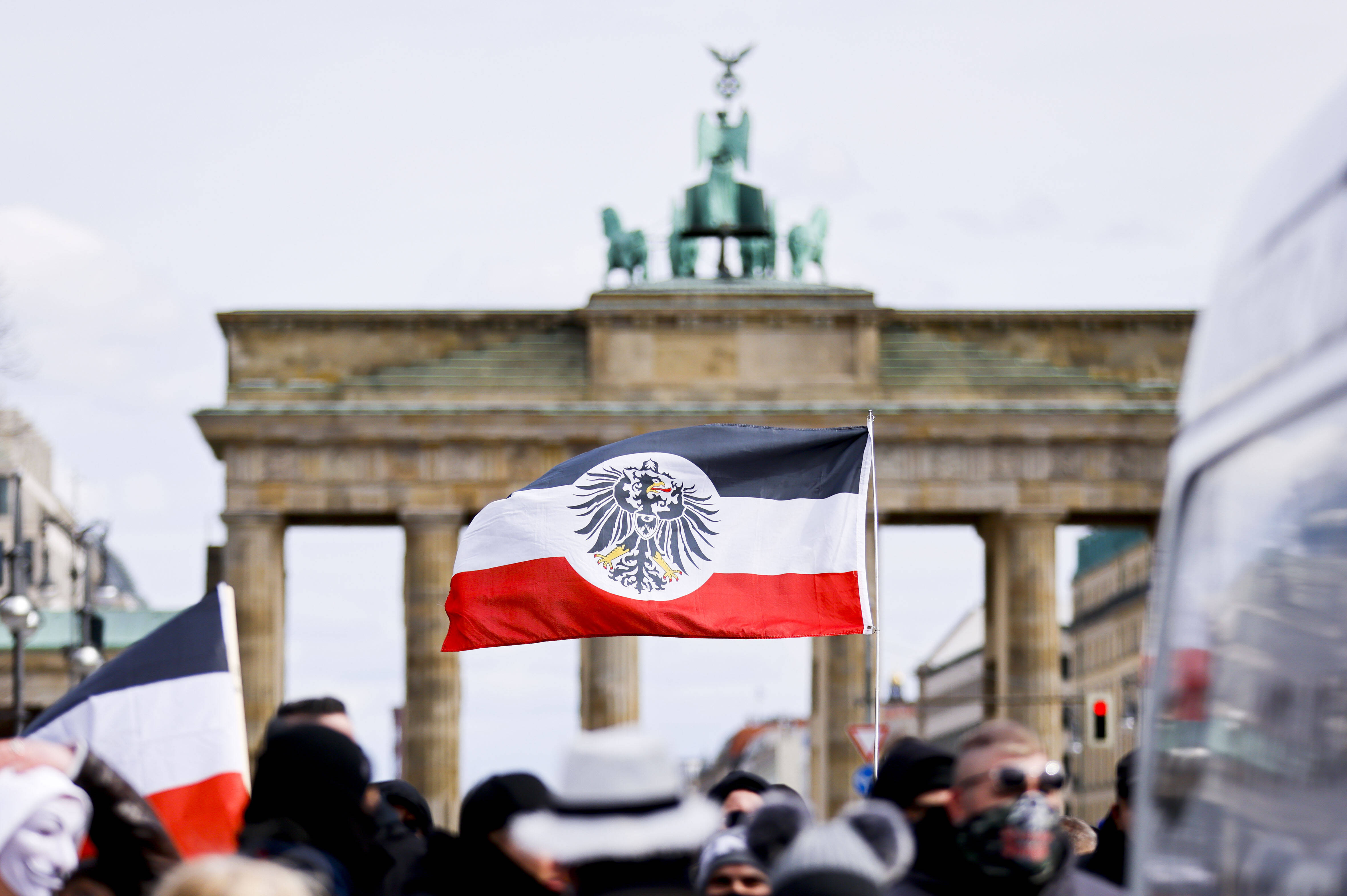 Die Reichsbürger-Szene wird in Deutschland als Gefahr für die Demokratie gesehen. Die verbotene Reichskriegsflagge ist eines ihrer Symbole.