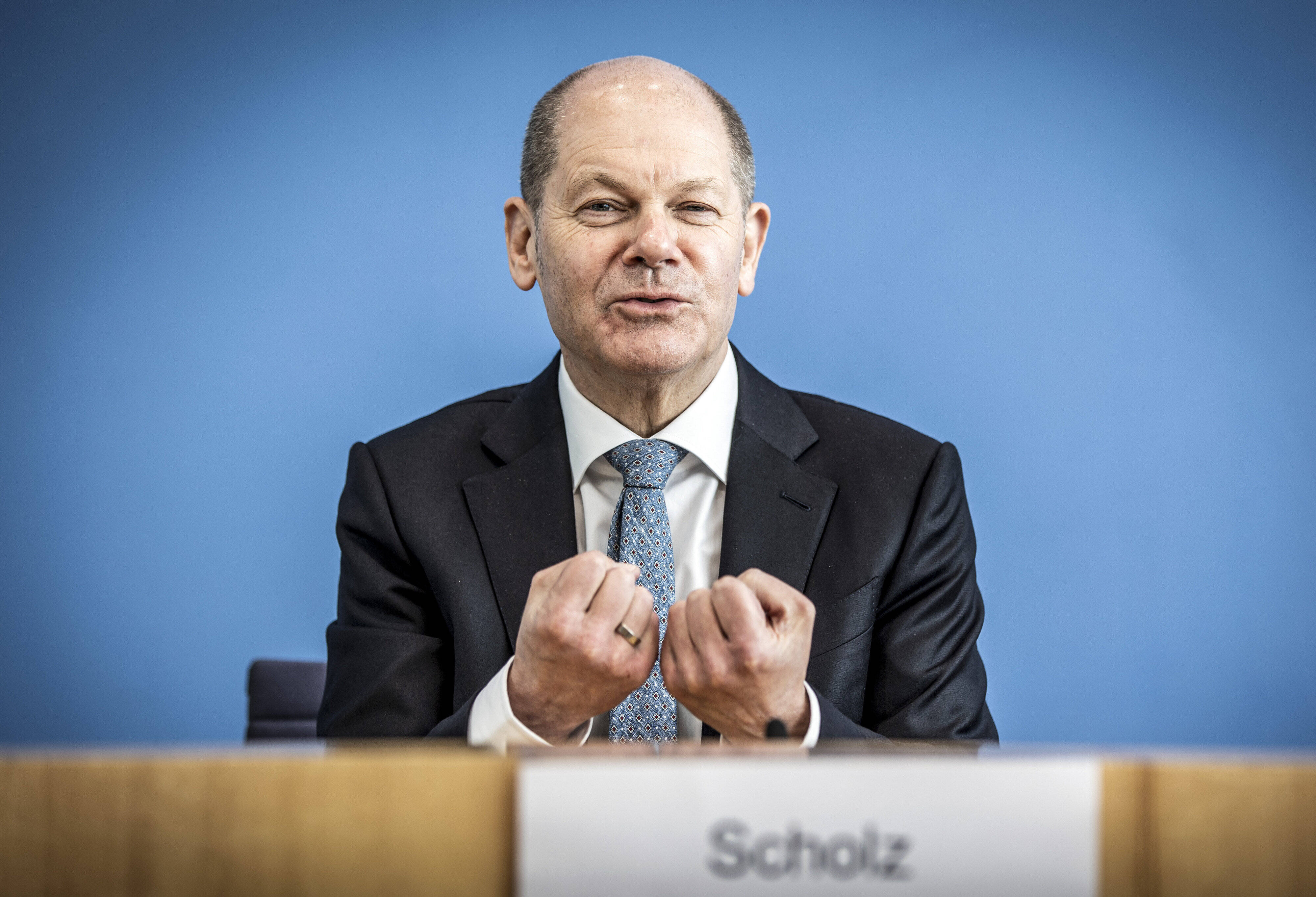 Optimistisch – Olaf Scholz betont vor der Bundespressekonferenz: „Finanziell stehen wir gut da und sind deshalb auch in der Lage, trotz der Krise das Notwendige zu tun.“