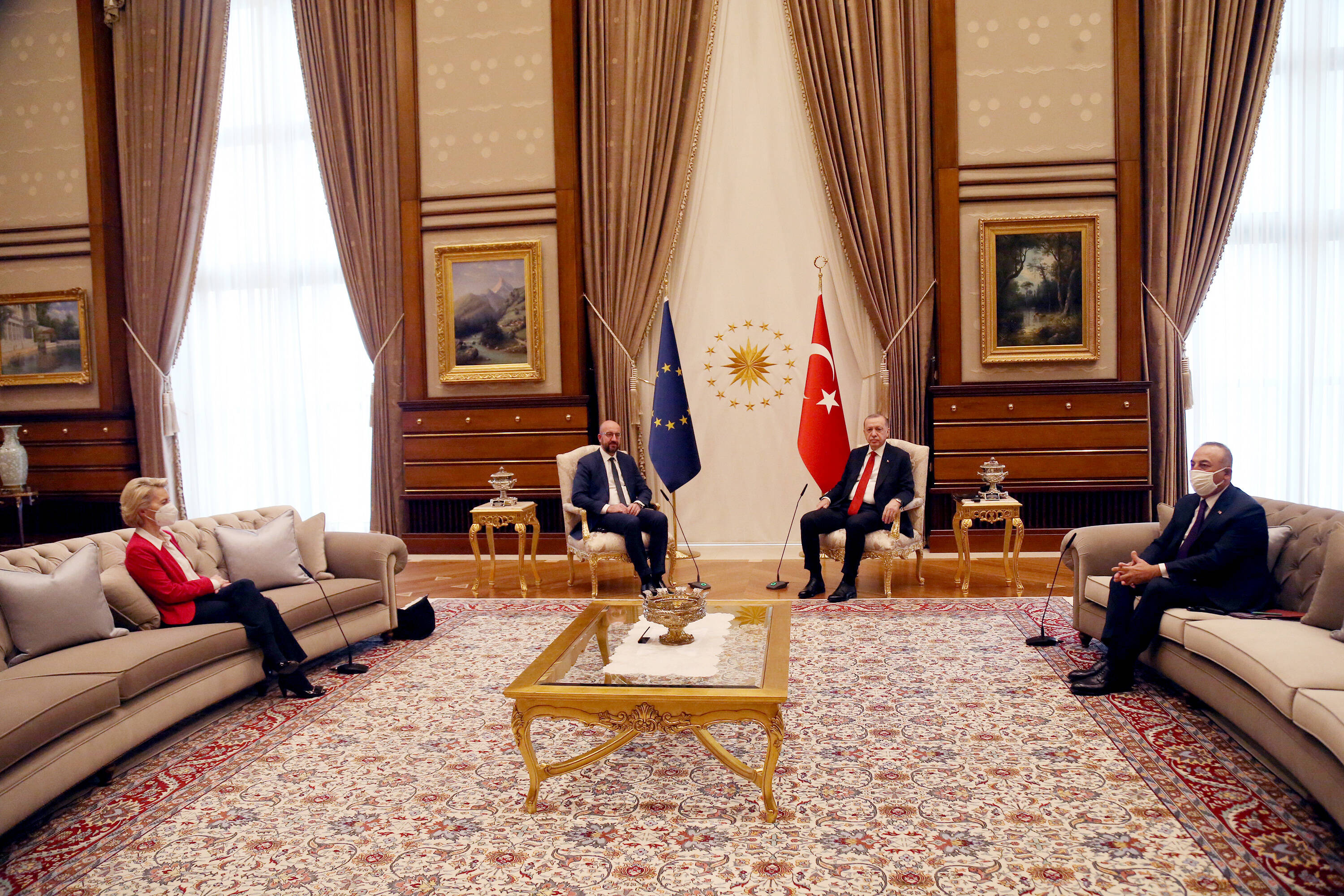 Gelebte Frauenfeindlichkeit in der Türkei im Präsidentenpalast: Für EU-Kommissionspräsidentin Ursula von der Leyen hatte Erdoğan nur einen Platz auf einem Sofa am Rande vergesehen.