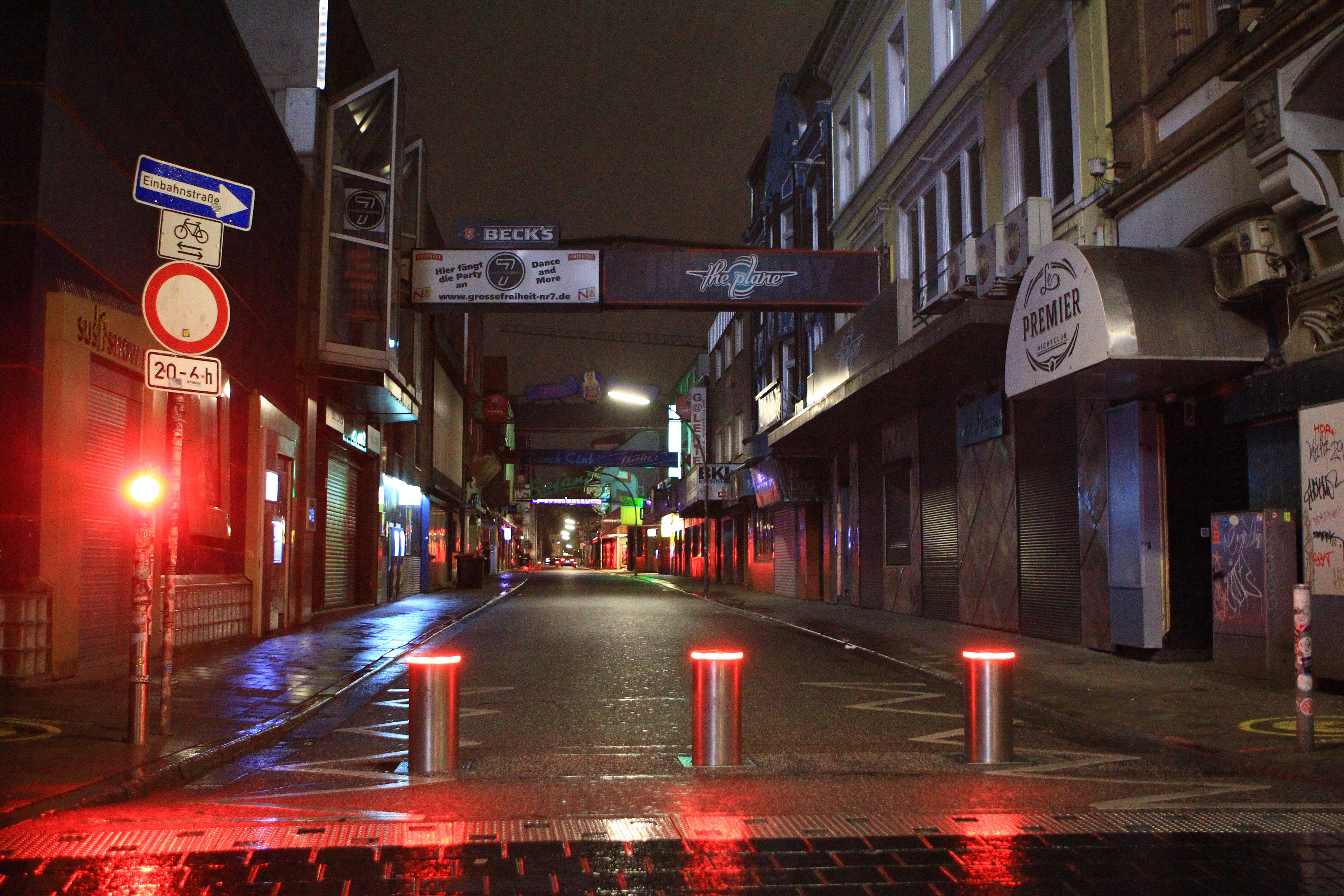 In Hamburg gilt seit zwei Wochen eine Ausgangssperre - entsprechend menschenleer ist Abends die „Große Freiheit“ im Vergnügüngsviertel St. Pauli.