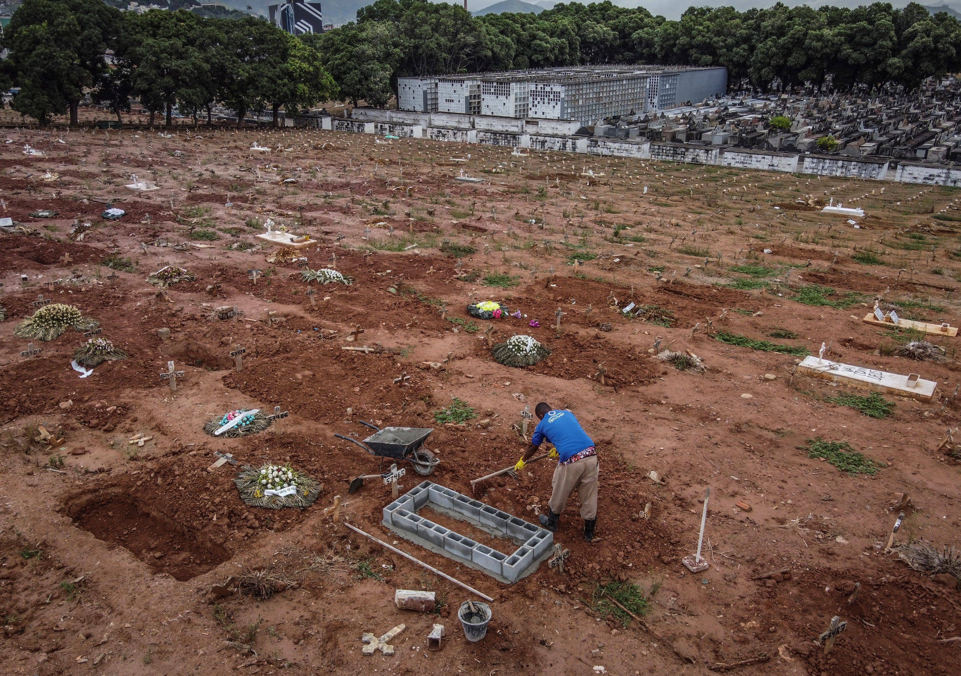 In Brasilien sterben täglich über 3000 Menschen an oder mit einer Covid-19-Erkrankung.