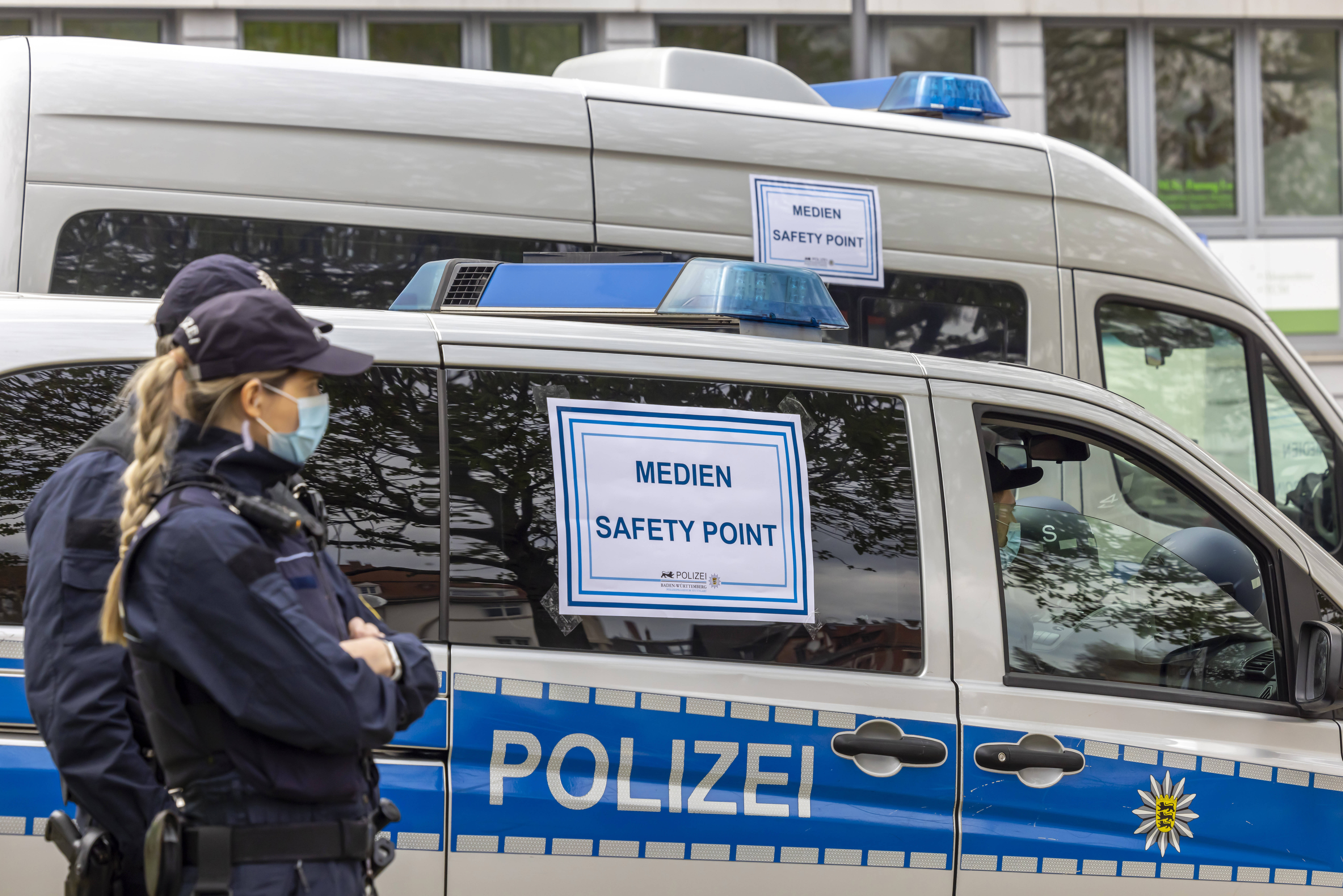 Nach Angriffen auf Journalist*innen bei früheren Querdenker*innen-Demonstrationen hat die Polizei Stuttgart reagiert und Medien Safety Points eingerichtet. 