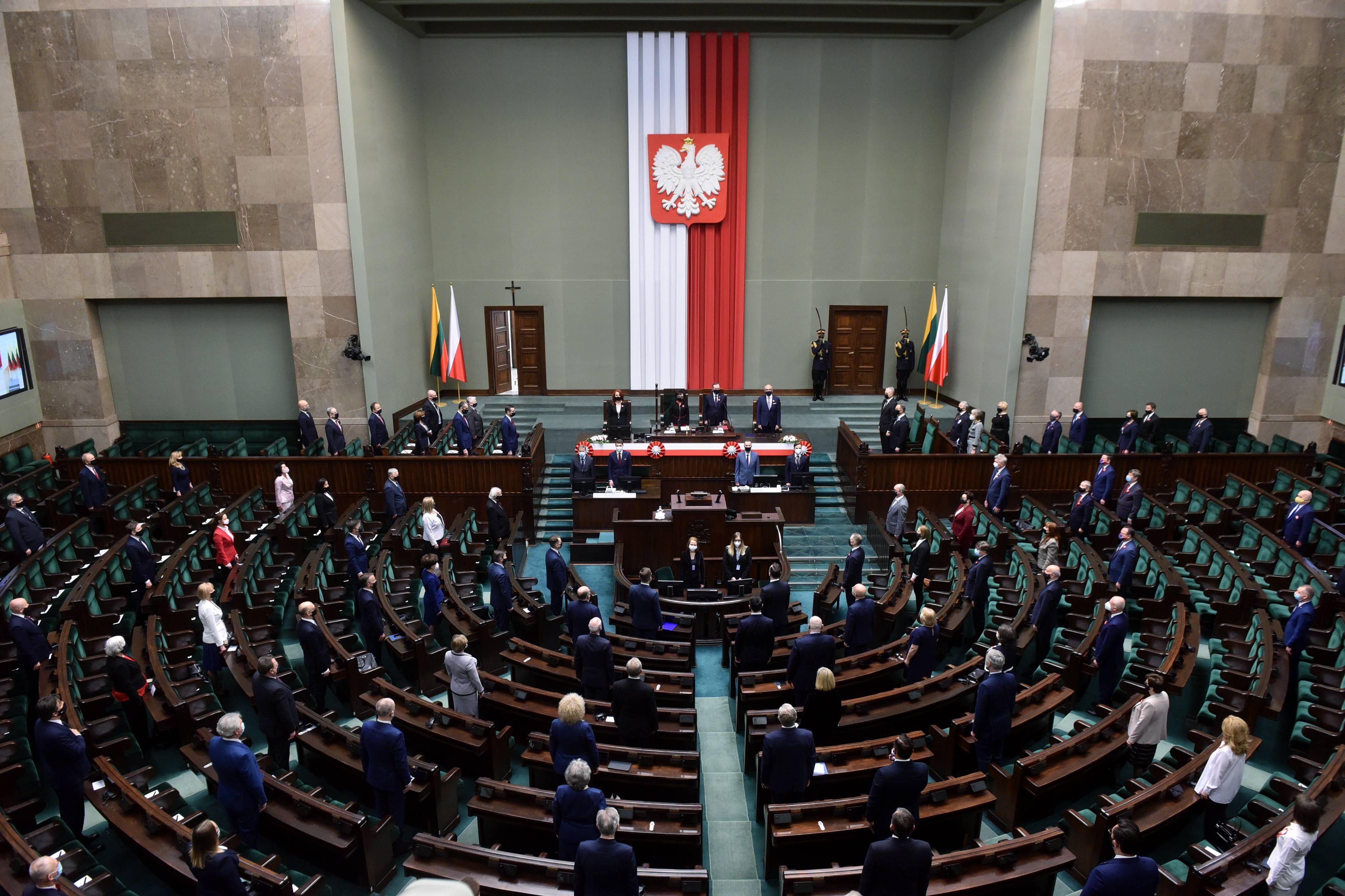 In der Sejm, eine Kammer der polnischen Nationalversammlung, bahnen sich ungewöhnliche Koalitionen an.