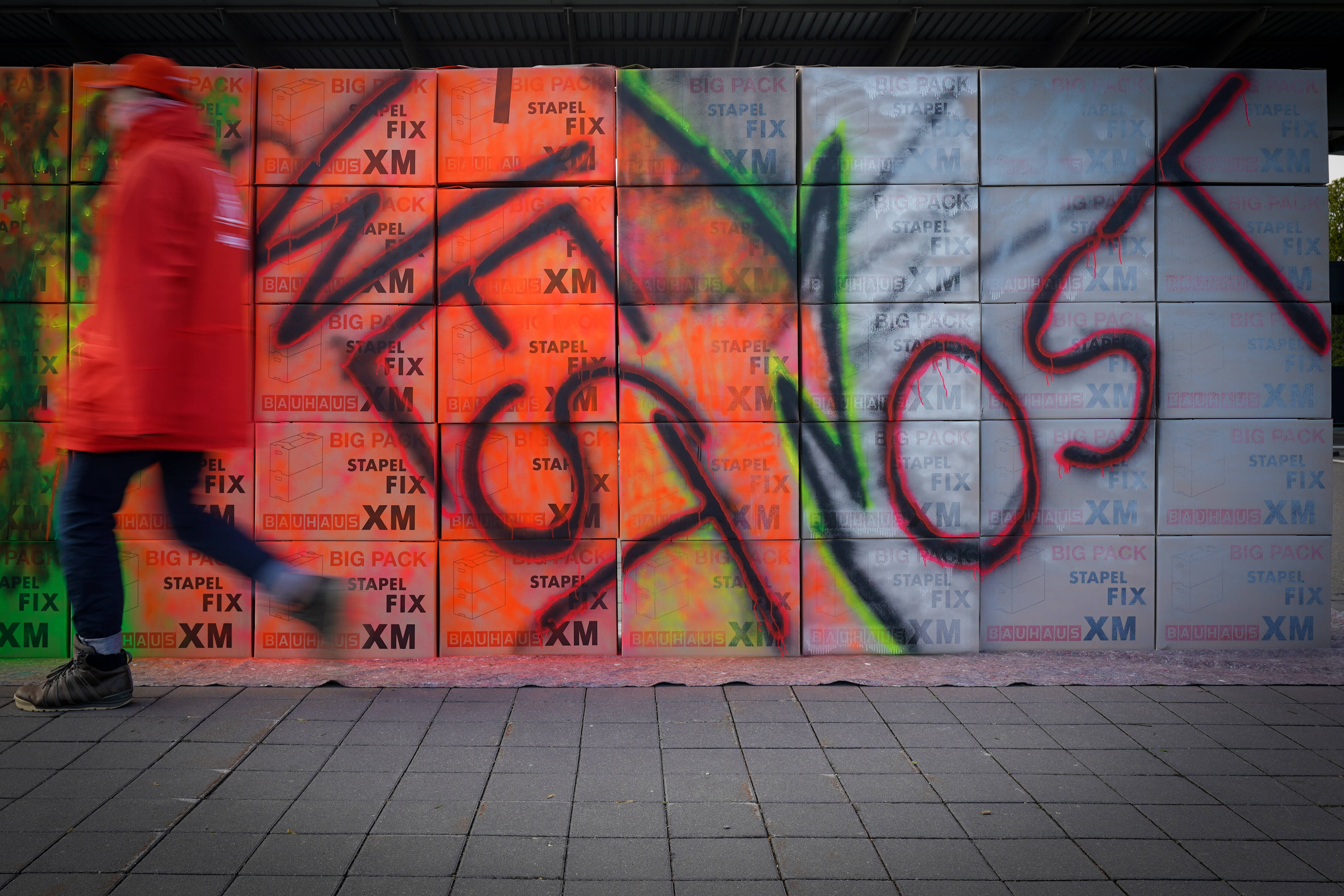 Die Mauer muss weg: Auch 32 Jahre nach der Wiedervereinigung gibt es noch deutliche Lohnunterschiede zwischen Ost- und Westdeutschland.