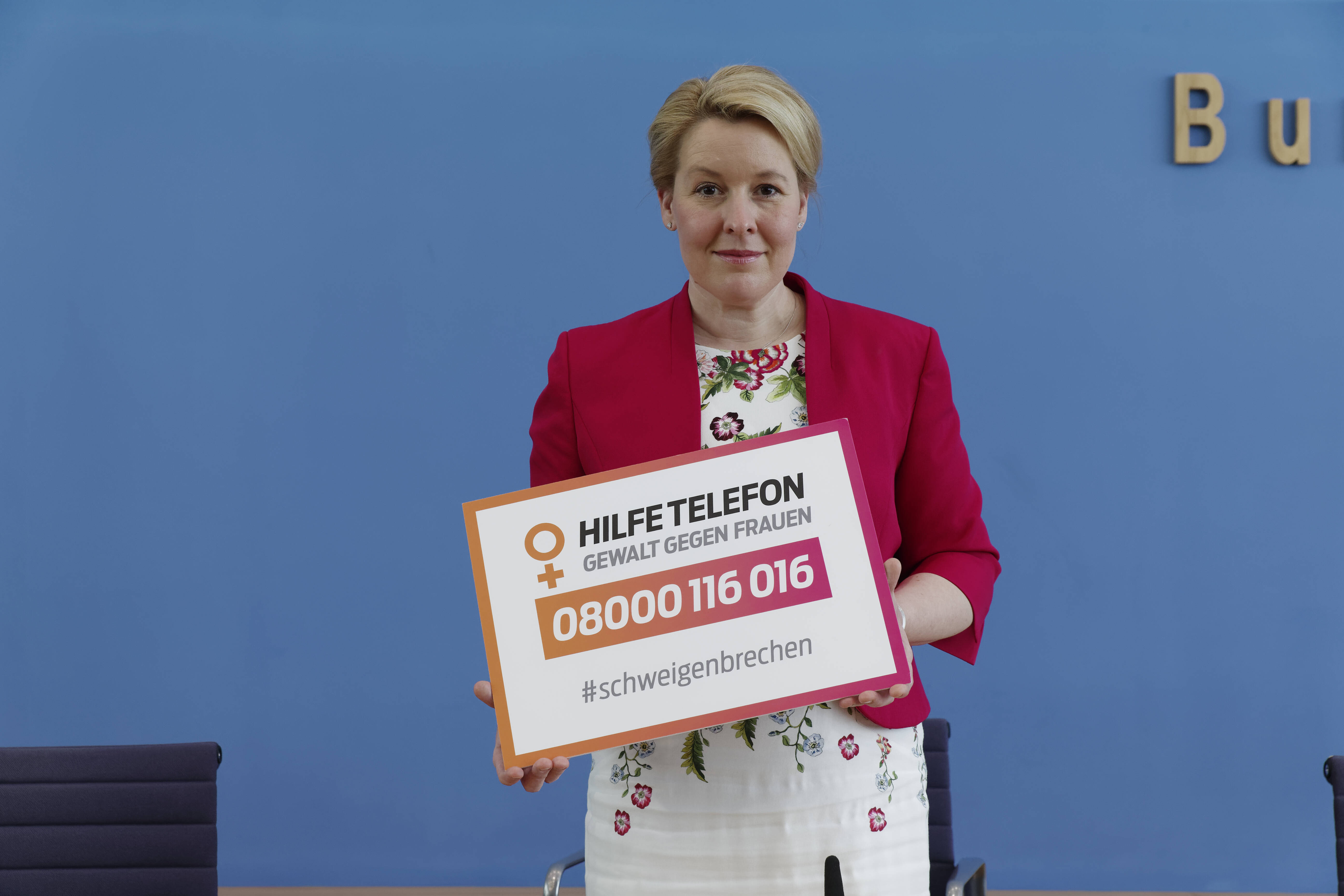Unterstützung für Frauen in Not: Bundesfamilienministerin Franziska Giffey zeigt die Nummer des Hilfetelefons.