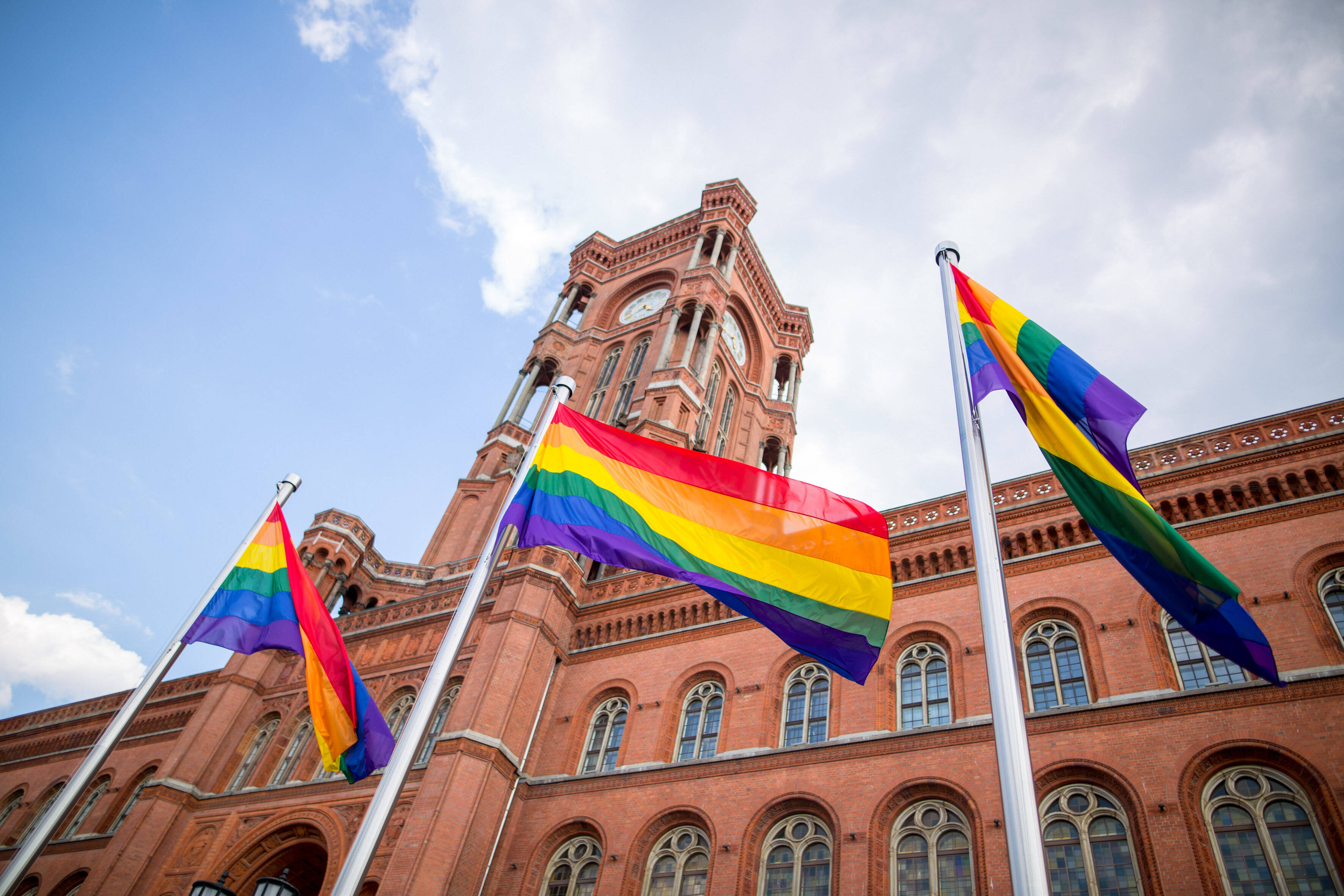 In Berlin längst Normalität: Die Regenbogenflagge vor dem Roten Rathaus.