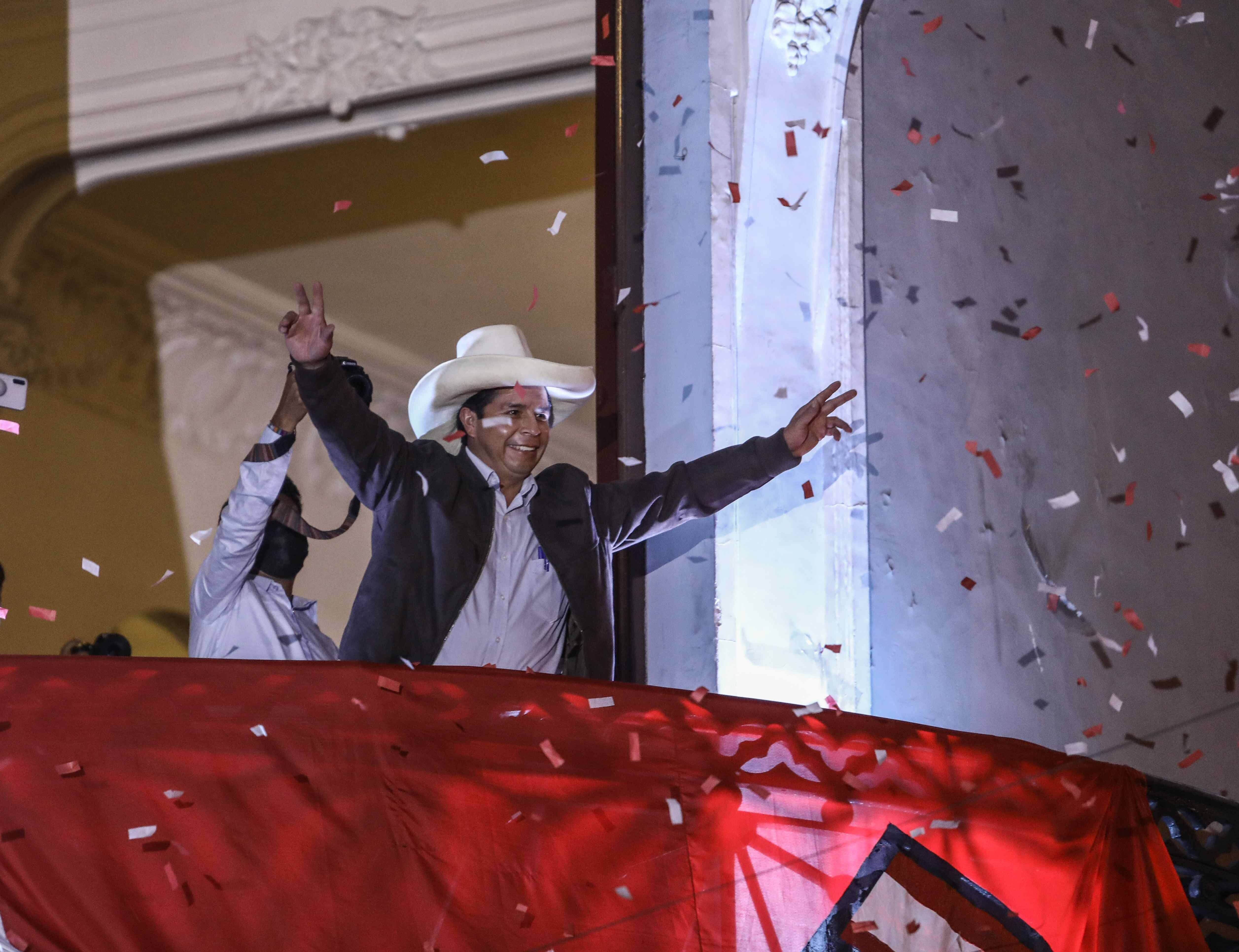 Der links orientierte Kandidat Pedro Castillo lässt sich von seinen Anhänger*innen in Lima feiern. Offiziell anerkannt wurde sein Sieg bei der Präsidentschaftswahl noch nicht.
