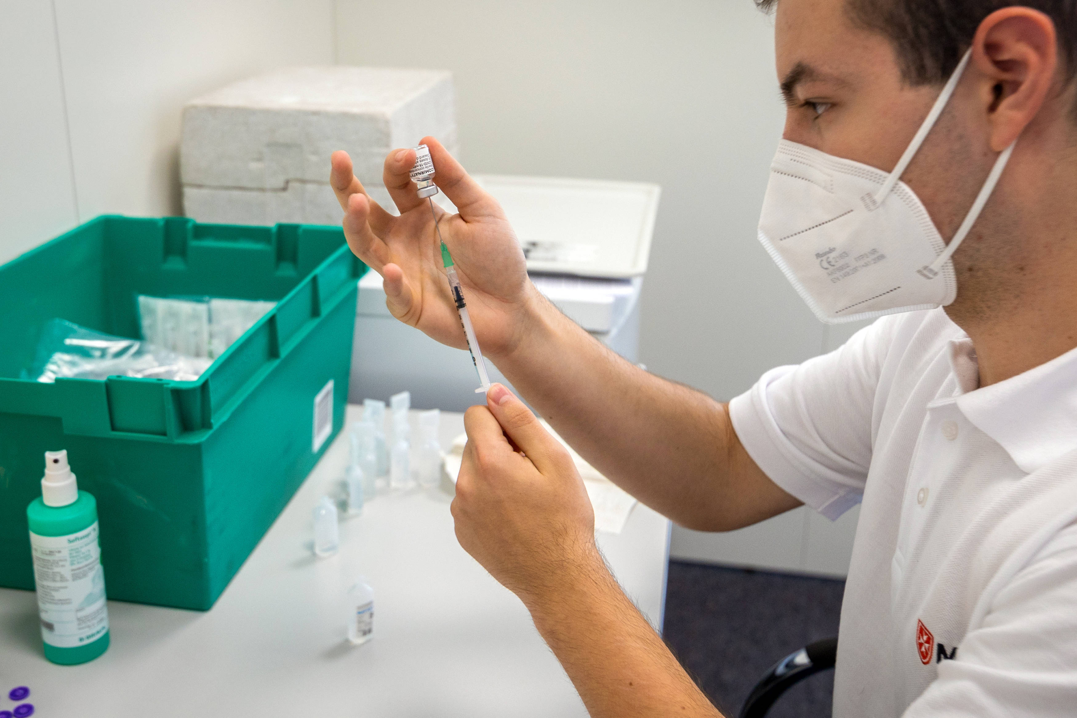 Einmal aufgezogen, können vorbereitete Impfdosen gegen das Coronavirus nicht lange gelagert werden.