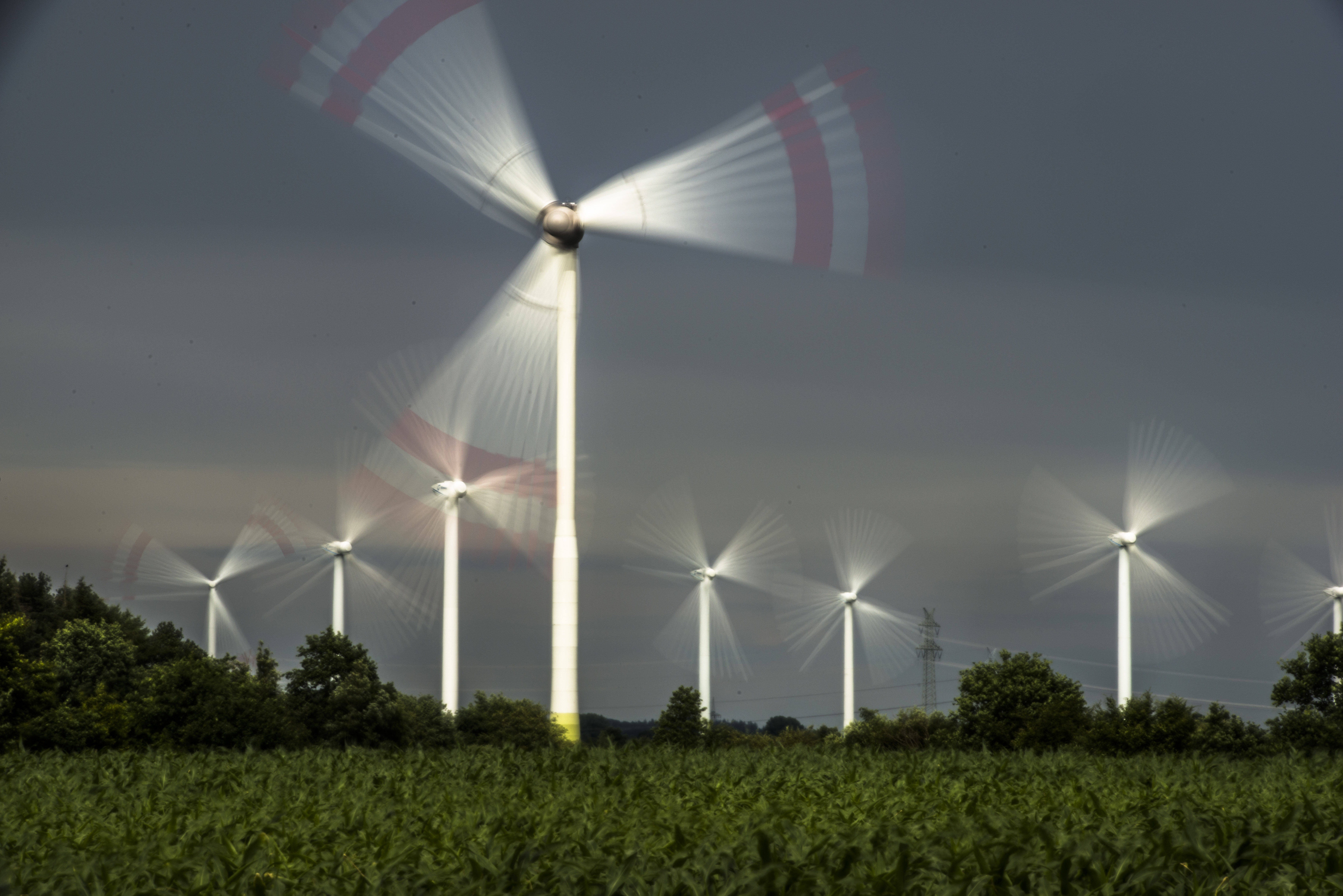 Bloß schneller drehen hilft nicht: Um den steigenden Strombedarf zu decken, müssen die Erneuerbaren Energien stärker und schneller ausgebaut werden.