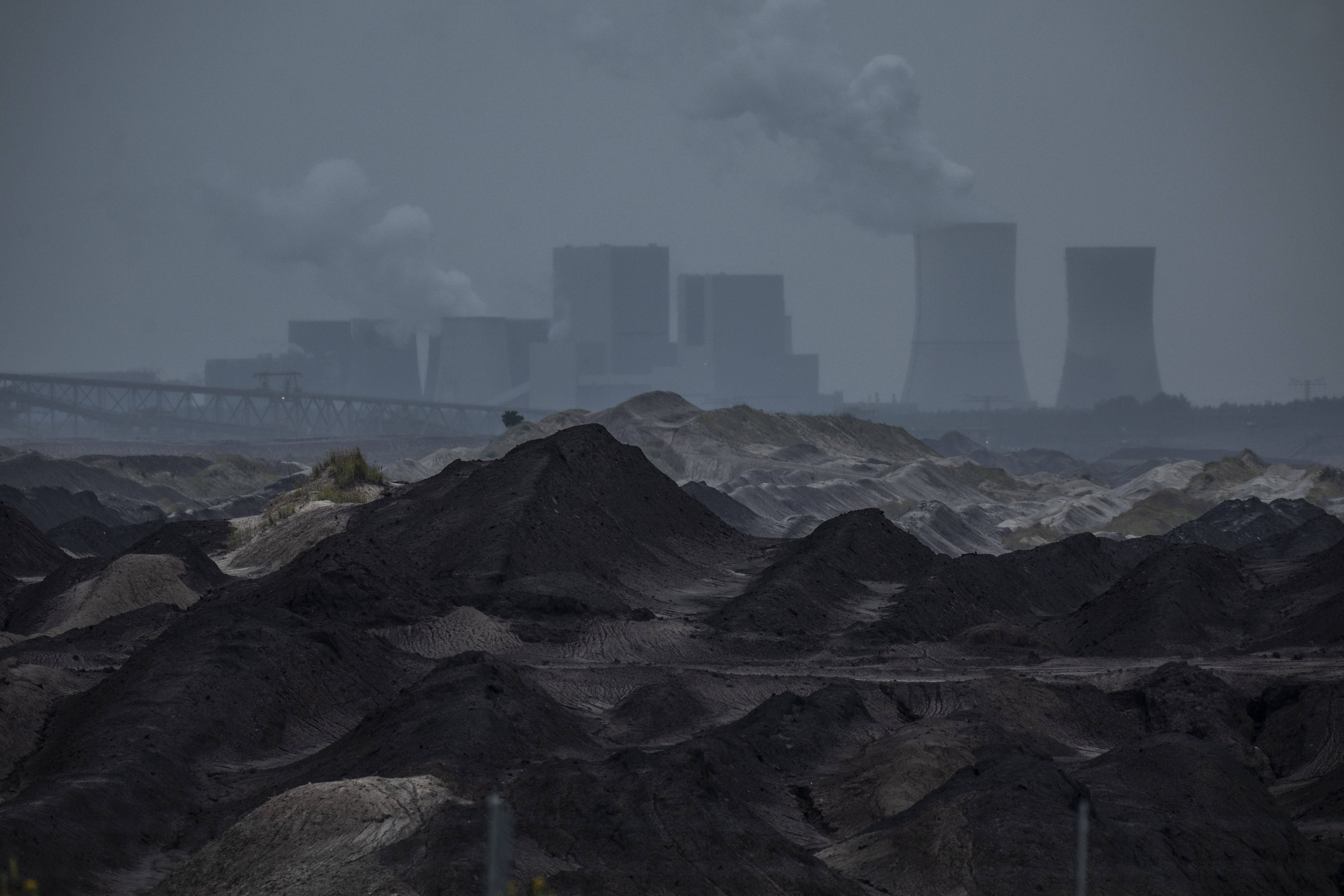 Das Kohlekraftwerk Boxberg vor dem Tagebau Reichwalde in der Lausitz.