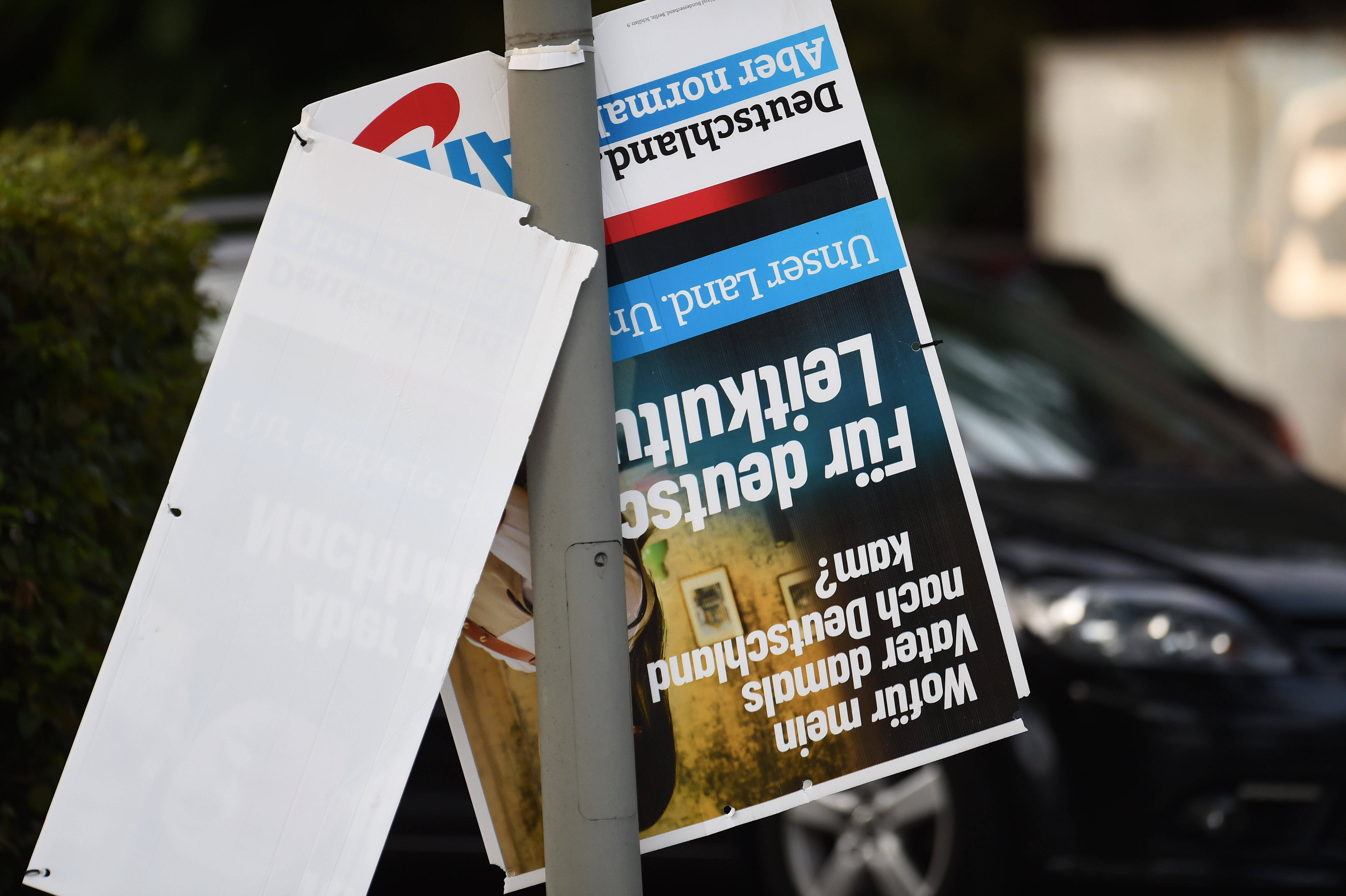 Beschädigtes AfD-Plakat zur Bundestagswahl: nationalistischer und rassistischer Sozialpopulismus