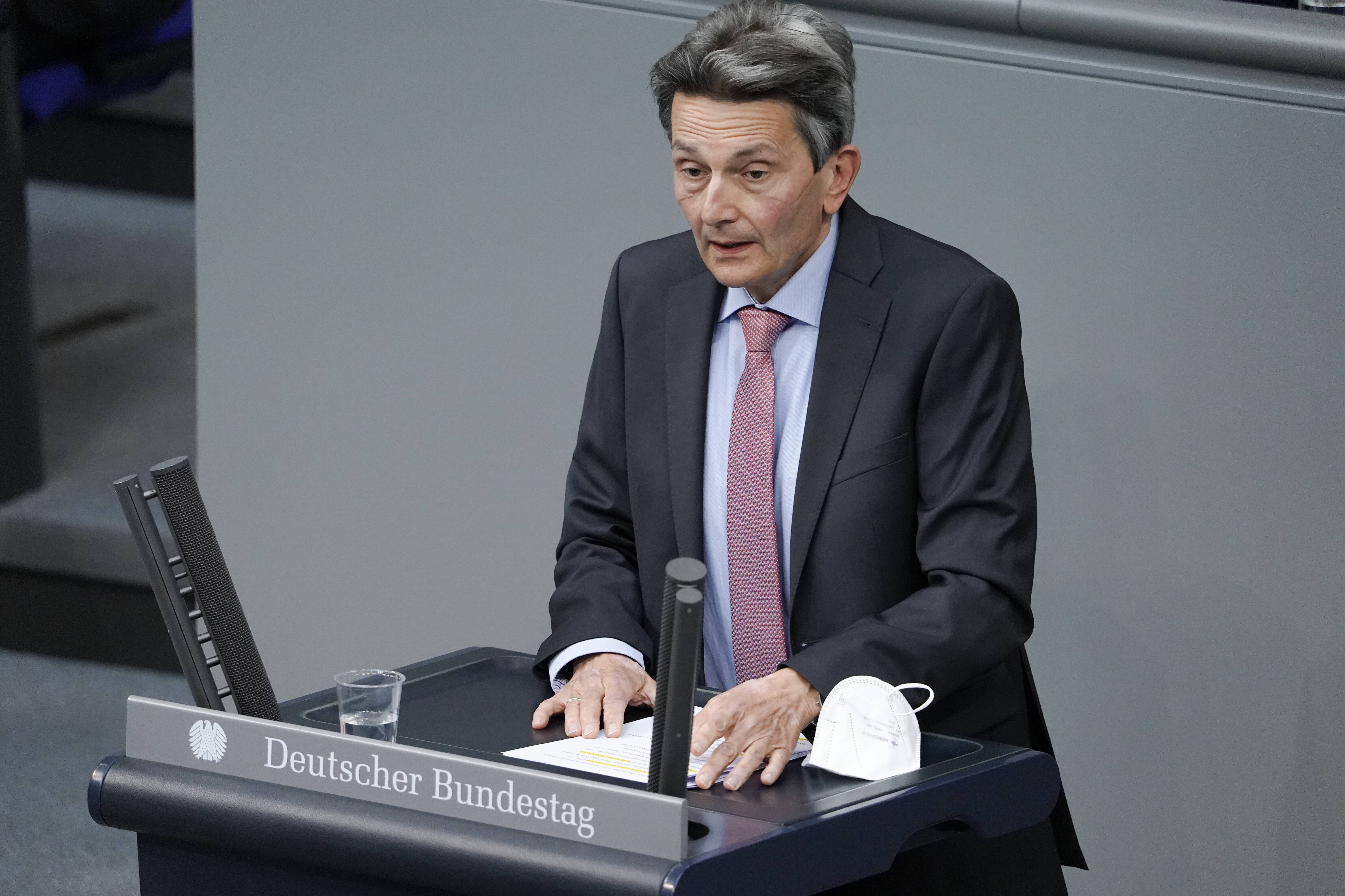 SPD-Fraktionschef Rolf Mützenich spricht am 25.08.2021 in der Afghanistan-Debatte des Bundestages: „Die meisten Deutschen und Afghanen teilen in diesen Tagen den Schmerz und das Entsetzen über die Machtübernahme der Taliban.“