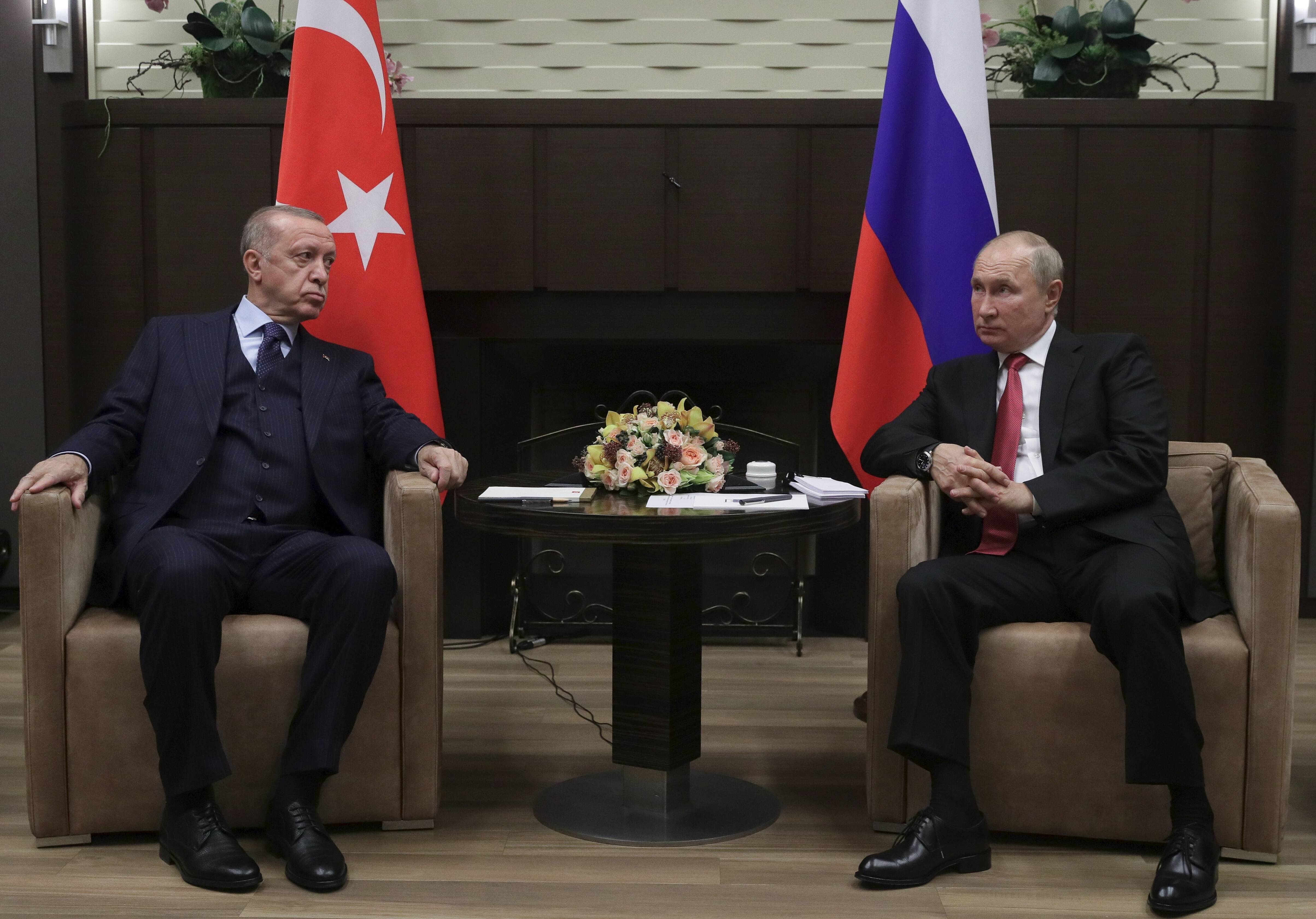 Autokraten unter sich: Der türkische Präsident Erdogan (l.) und sein russischer Kollege Putin, hier am 29.09.2021 in Sochi. Was beide eint, ist das Narrativ „Der Westen ist schuld“.