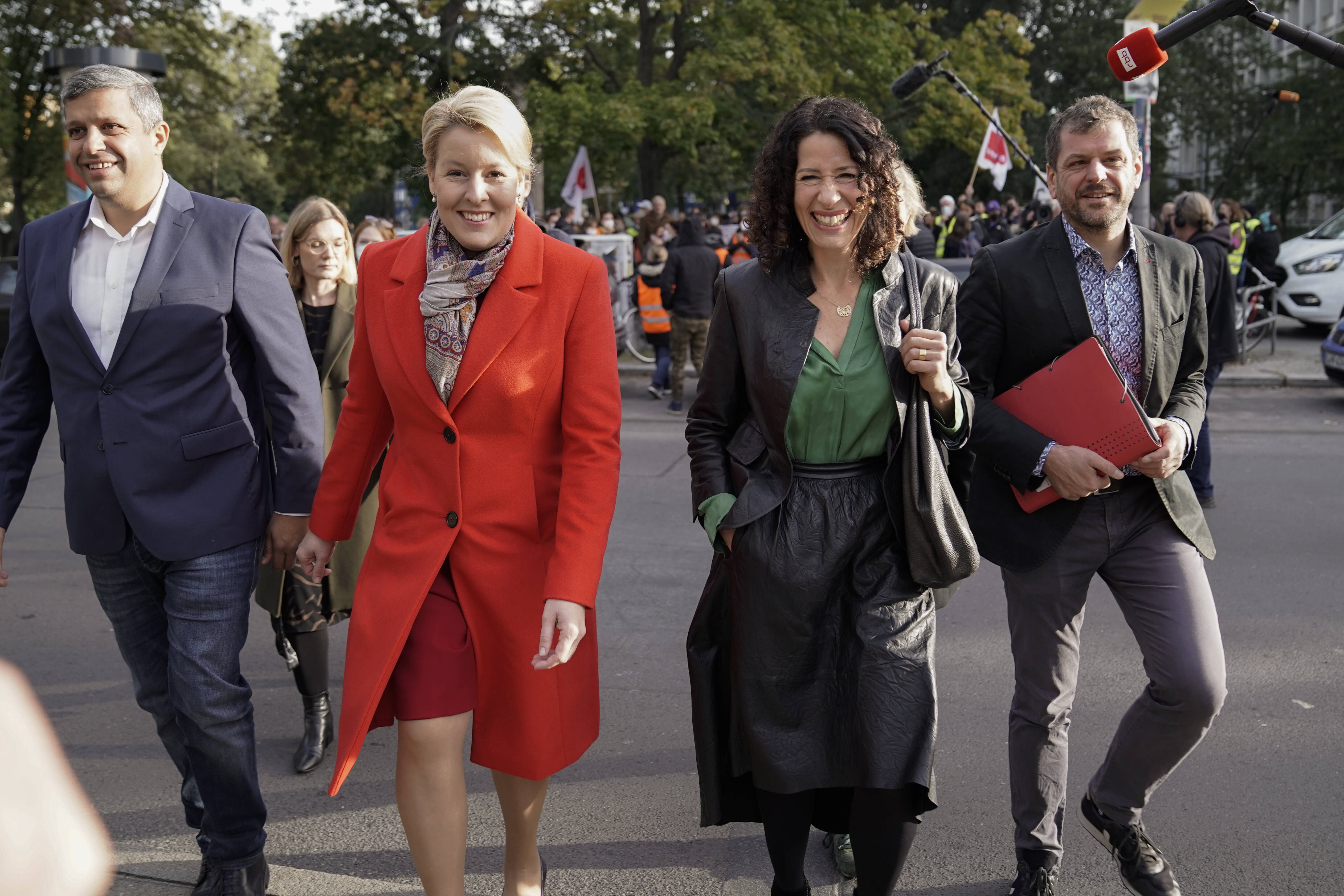 Auf dem Weg zu einer gemeinsamen Regierung: SPD-Chefin Franziska Giffey (l.) und Bettina Jarrasch, Spitzenkandidatin der Grünen. 