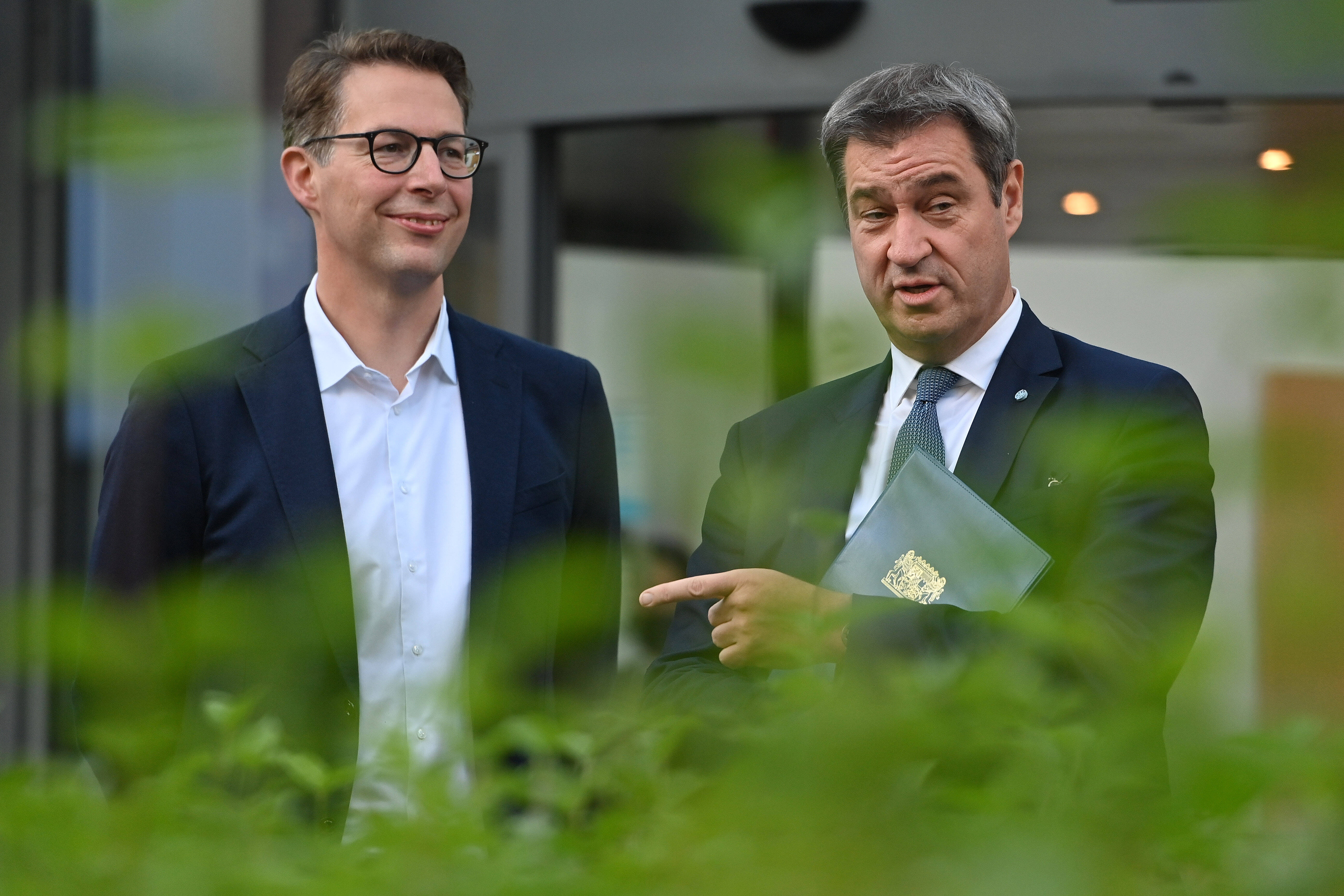 CSU-Ministerpräsident Markus Söder zeigt gerne mit dem Finger auf andere. Dabei gehört Bayern zu den Bundesländern mit den höchsten Inzidenzwerten.