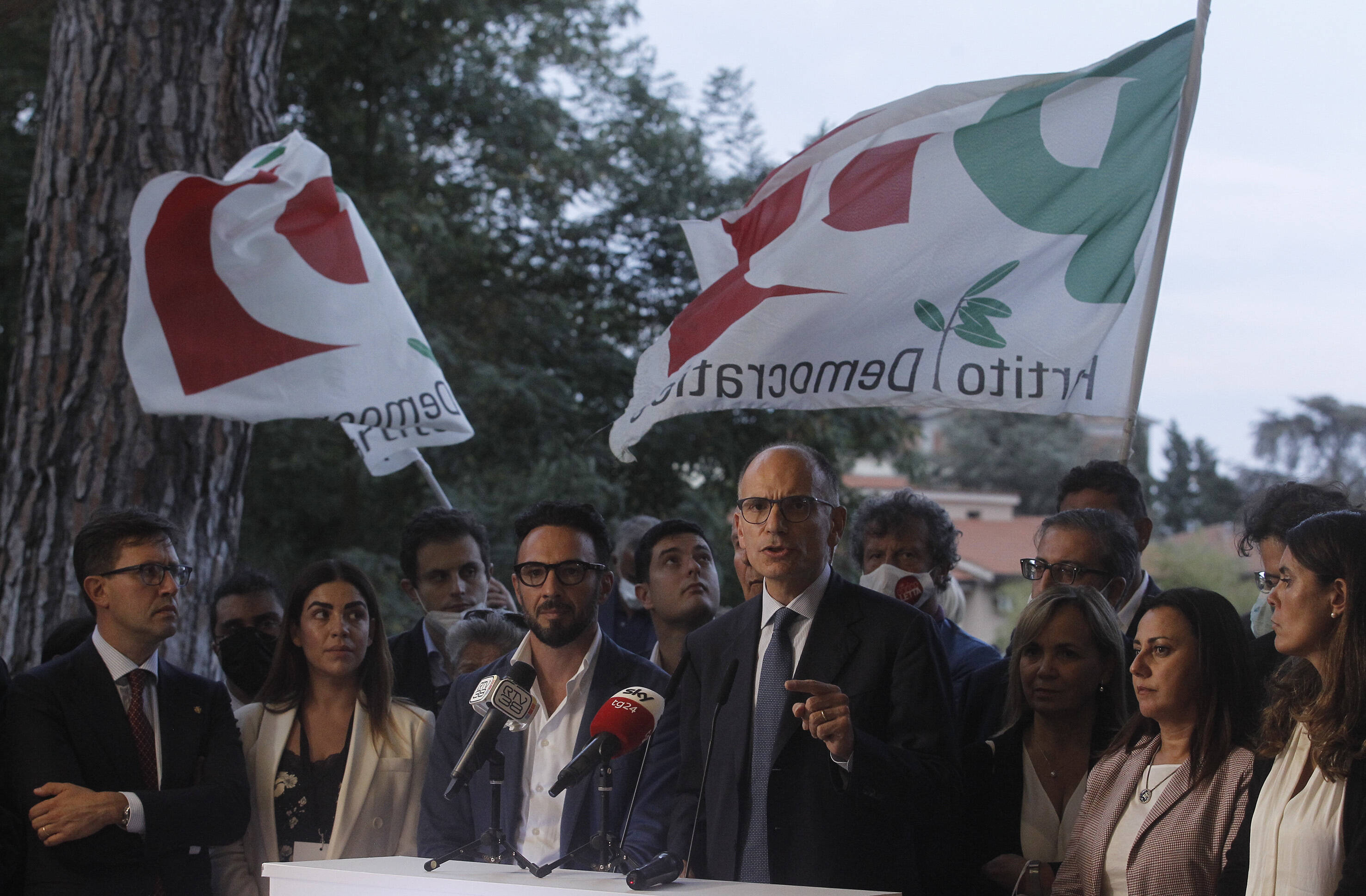 PD-Chef Enrico Letta am 4.10.2021 vor der Presse: Die Wahlsiege der Mitte-Links-Allianz stärken den Parteivorsitzenden und erhöhen die Chancen, den befürchteten Durchmarsch der Rechtspopulisten bei der nächsten Parlamentswahl in Italien aufzuhalten.