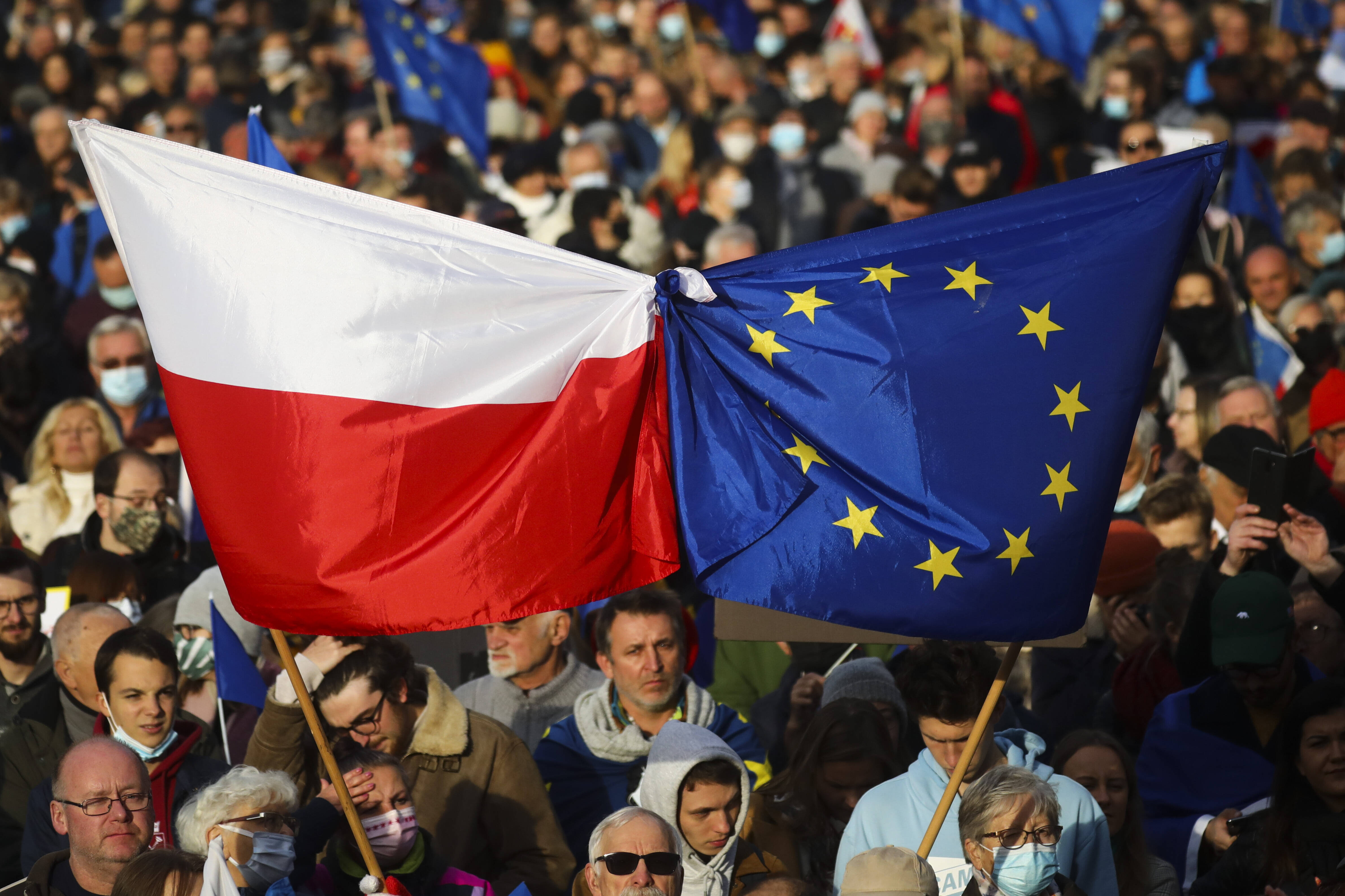 In zahlreichen polnischen Städten demonstrieren tausende Menschen gegen einen möglichen EU-Austritt. Doch der ist bloß Drohkulisse, kommentiert Christian Rath.