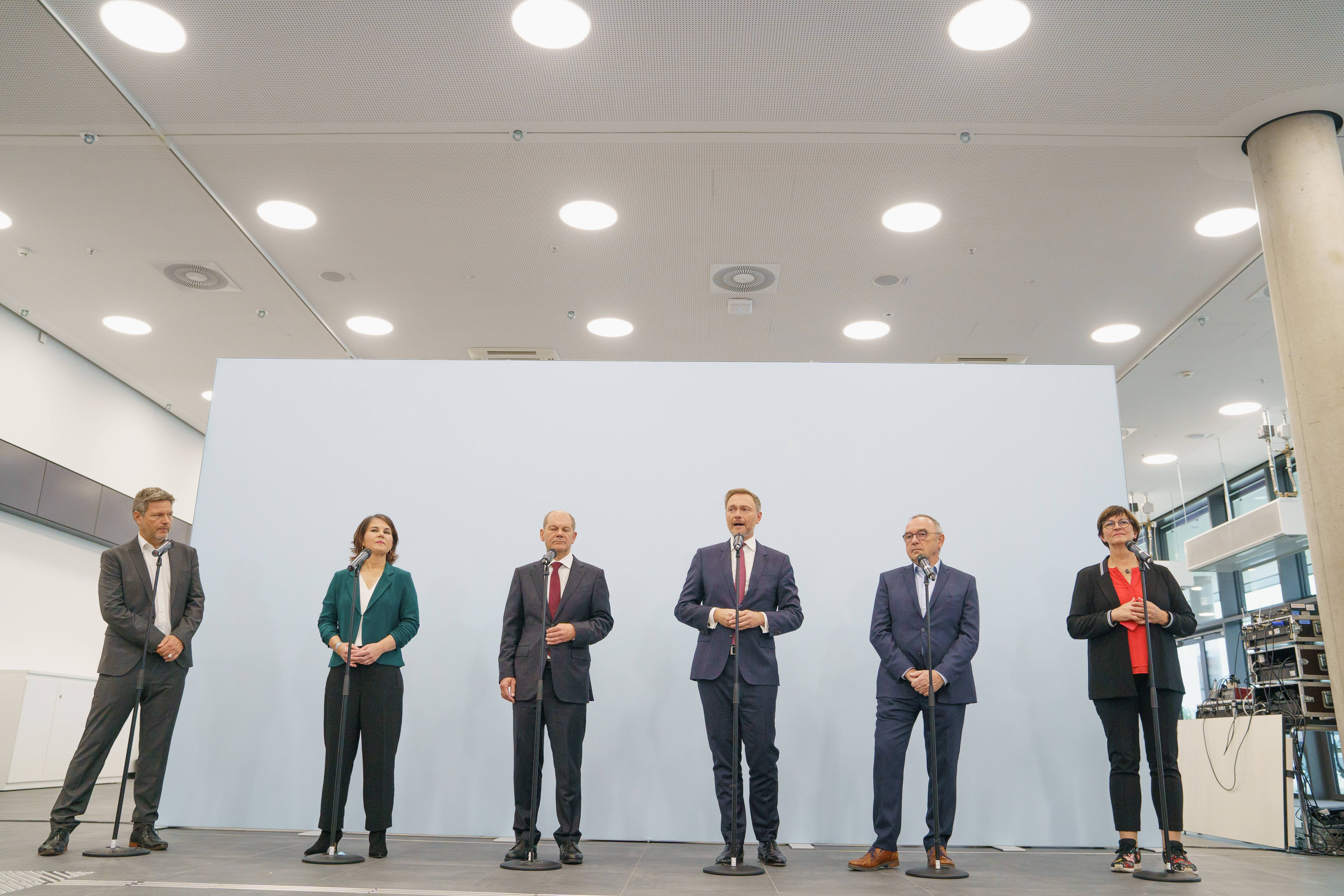 Zufrieden und bereit für Koalitionsverhandlungen: Robert Habeck, Annalena Baerbock, Olaf Scholz, Christian Lindner, Norbert Walter-Borjans und Saskia Esken.