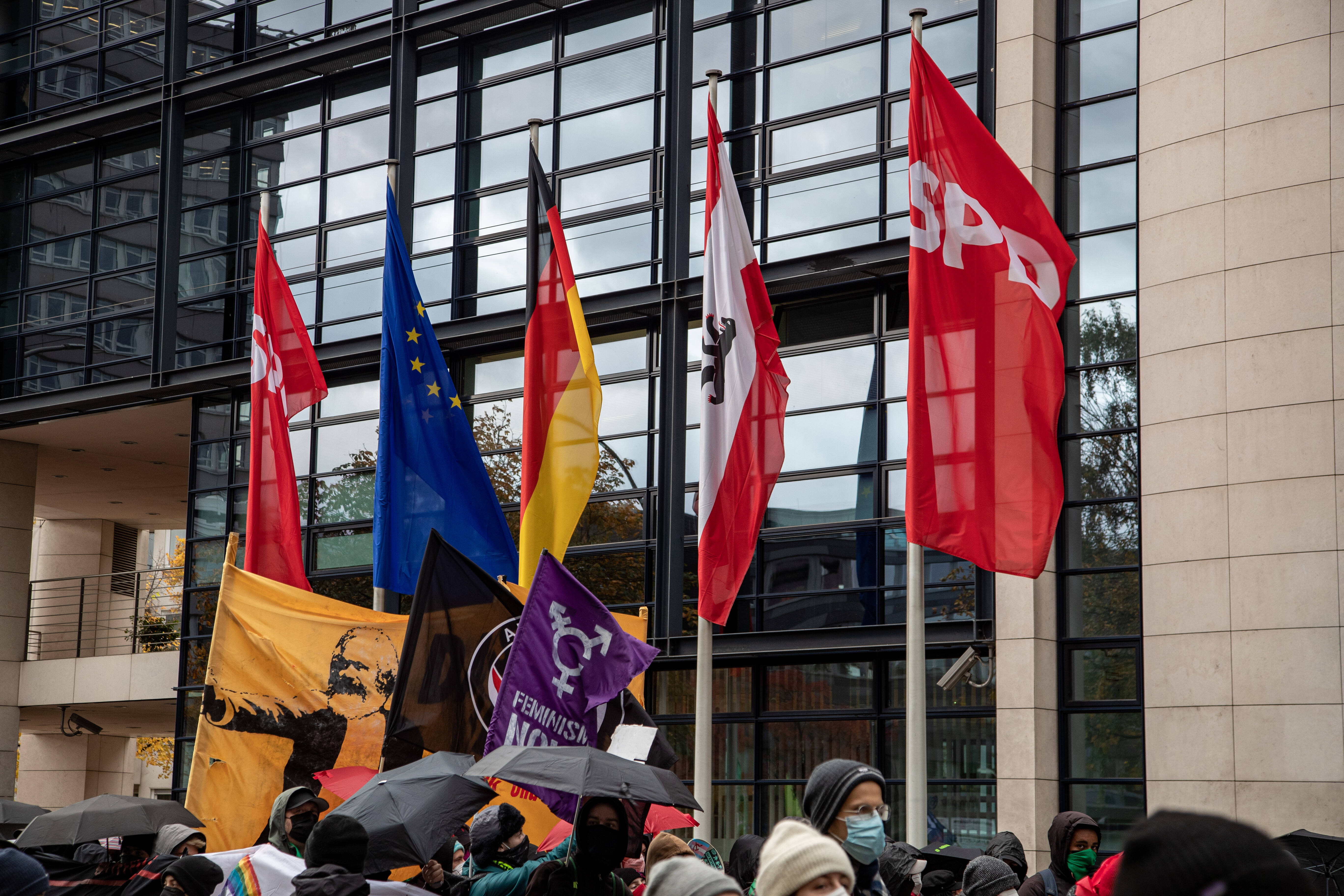 „Wer hat uns verraten? Sozialdemokraten!“ rufen Klimaaktivist*innen bei einer Demo im Oktober vor dem Willy-Brandt-Haus. Doch woher kommt dieser Propagandaruf, der vor allem von Antidemokrat*innen geprägt wurde?