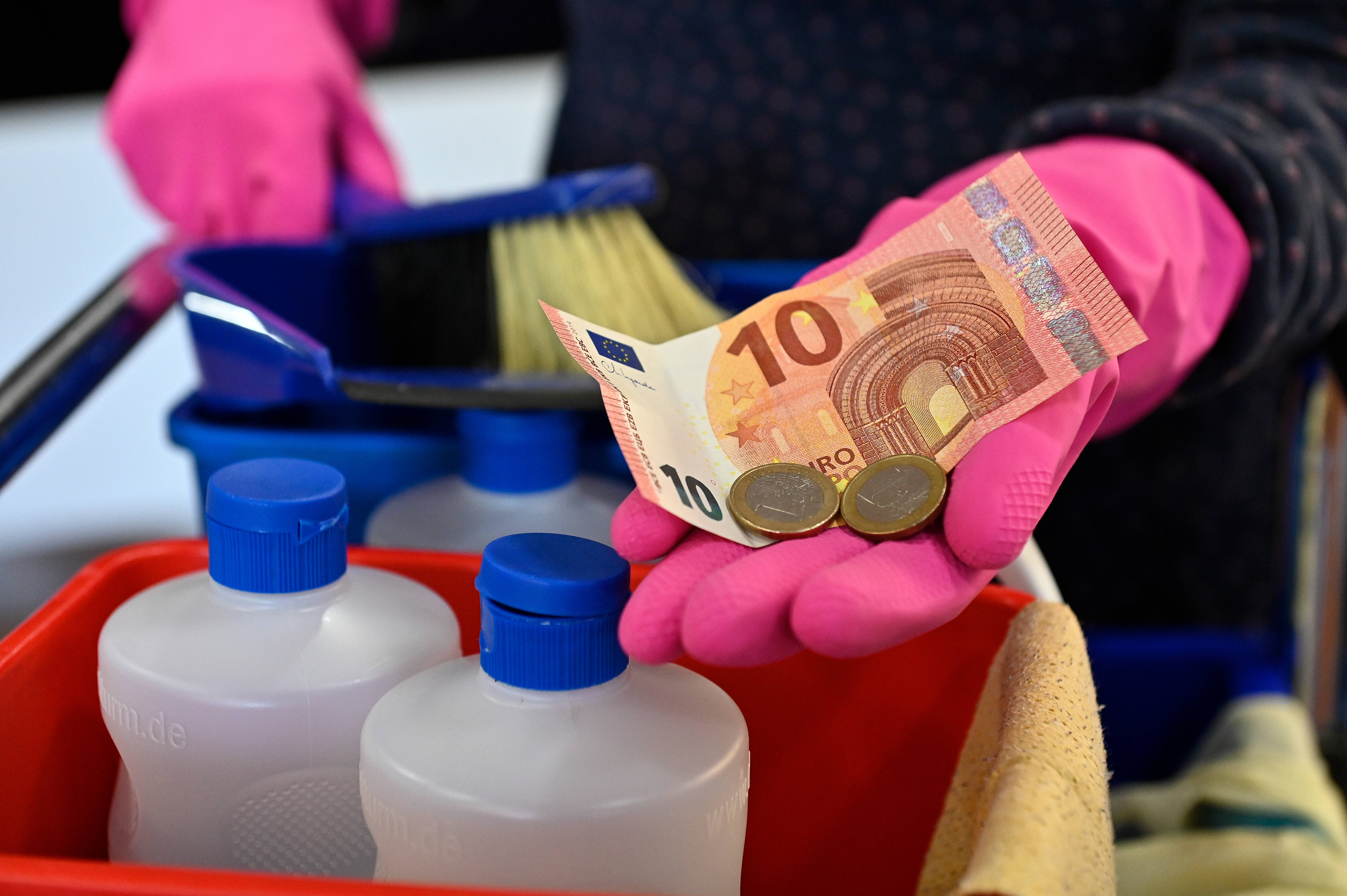Lohnerhöhung für Millionen Beschäftgte: Zum 1. Oktober soll der Mindestlohn auf 12 Euro steigen.