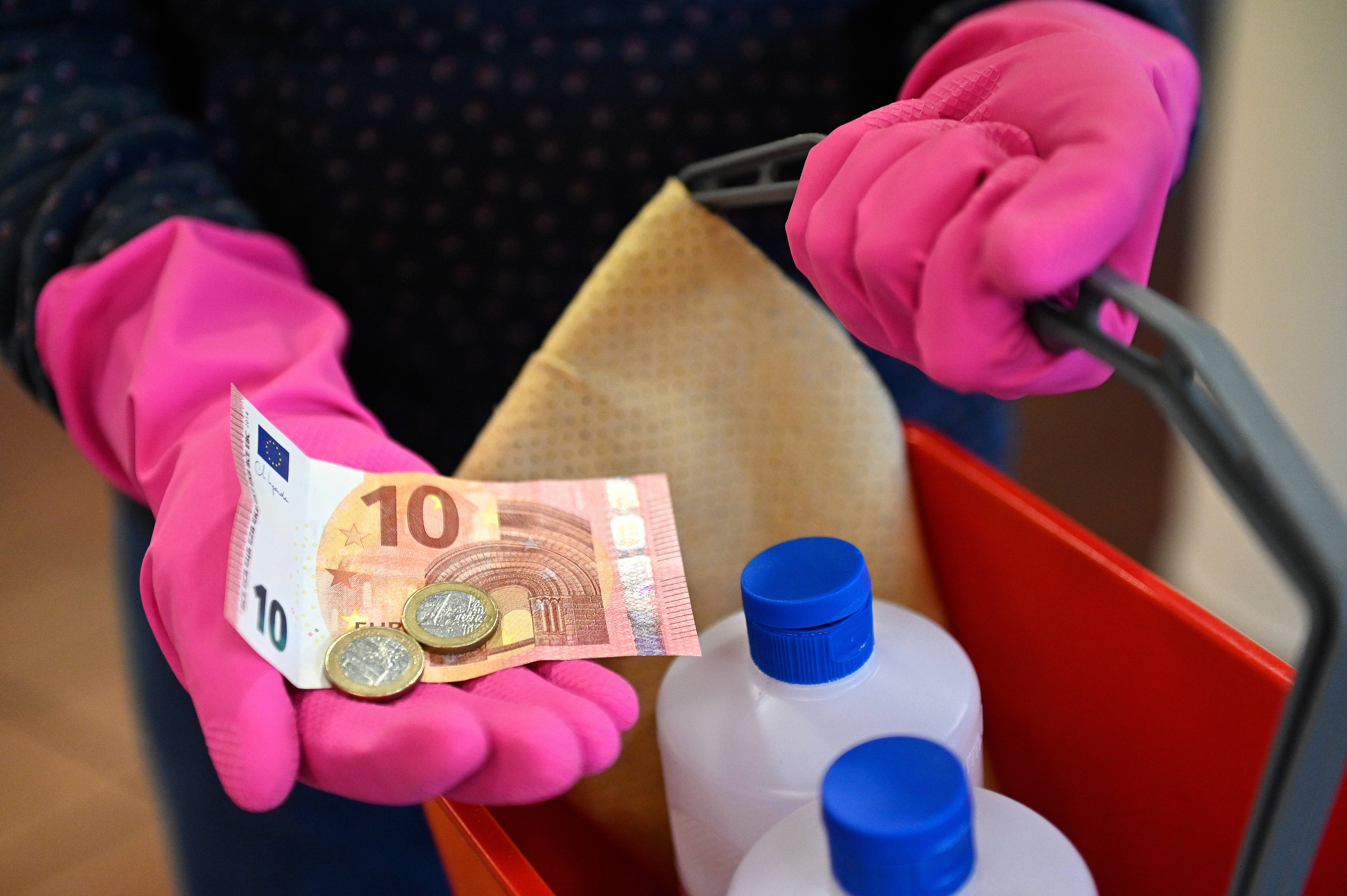In vielen Branchen werden bisher weniger als 12 Euro die Stunde gezahlt. Im Koalitionsvertrag ist nun eine Anhebung des Mindestlohns vorgesehen.