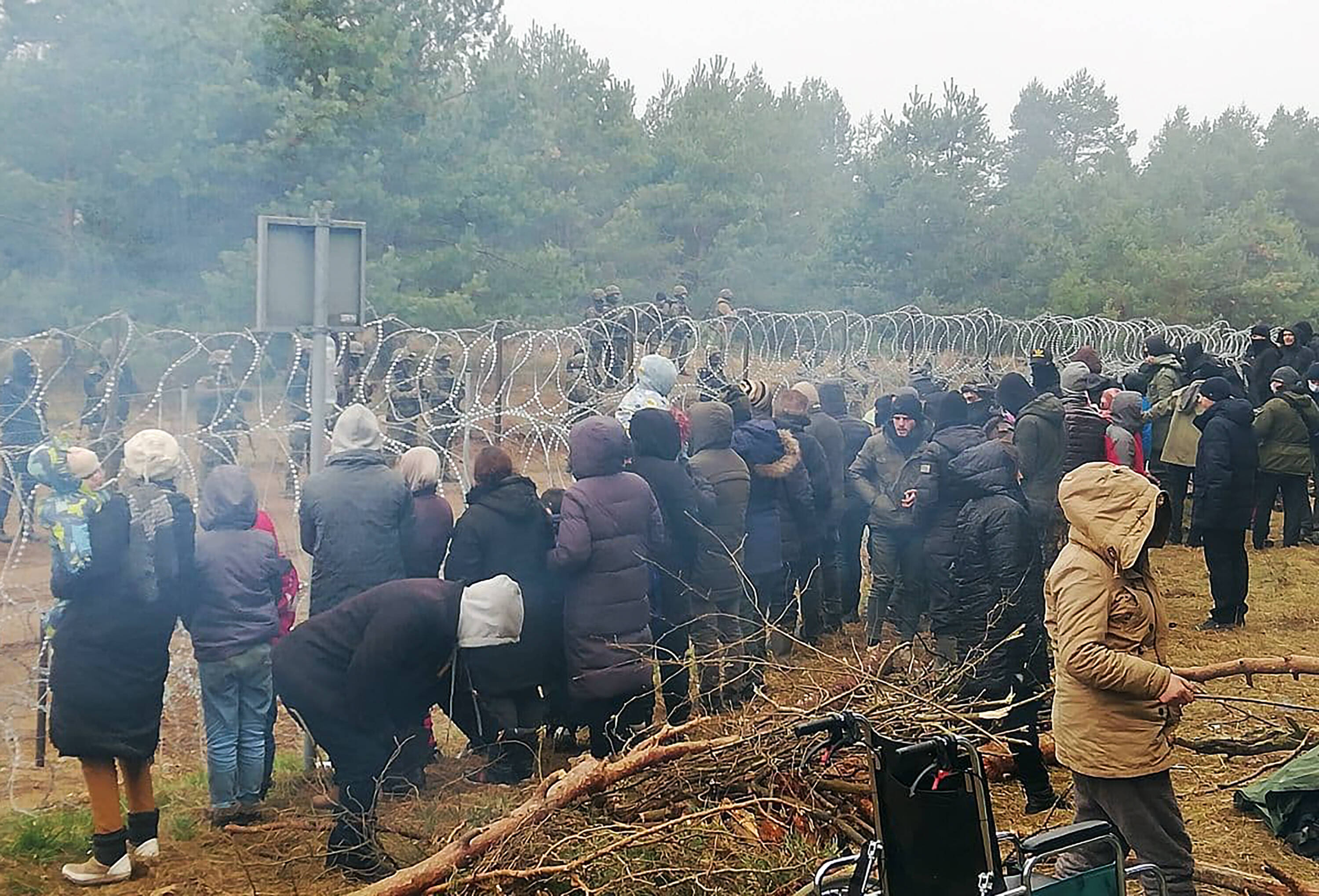 Das skrupellose Machtspiel Lukaschenkos: Hunderte Migranten warten an der polnisch-belarussischen Grenze am 10. November 2021.