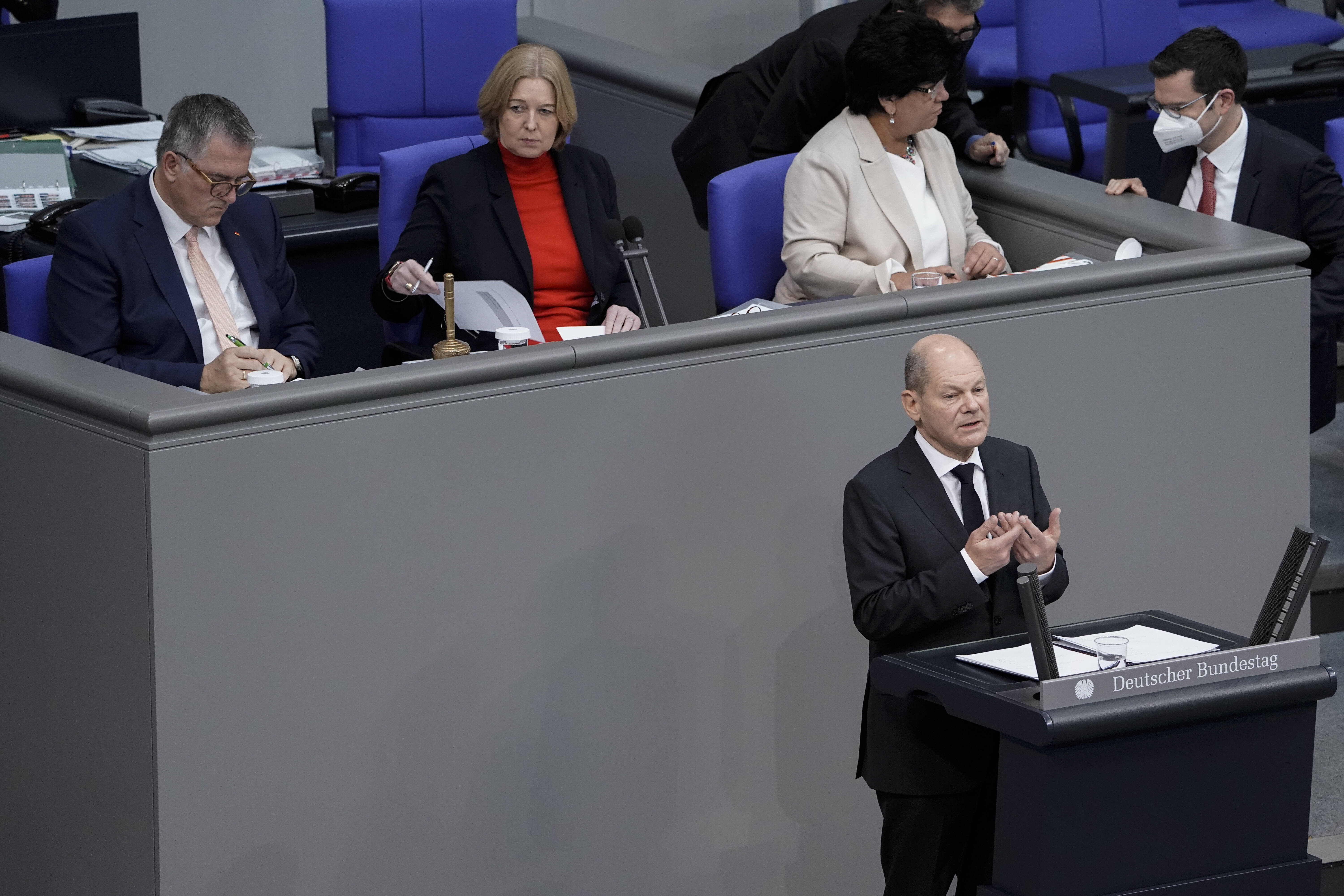 Leidenschaftlicher Appell: Olaf Scholz am 11. November 2021 im Bundestag, hinter ihm die neue Bundestagspräsidentin Bärbel Bas.