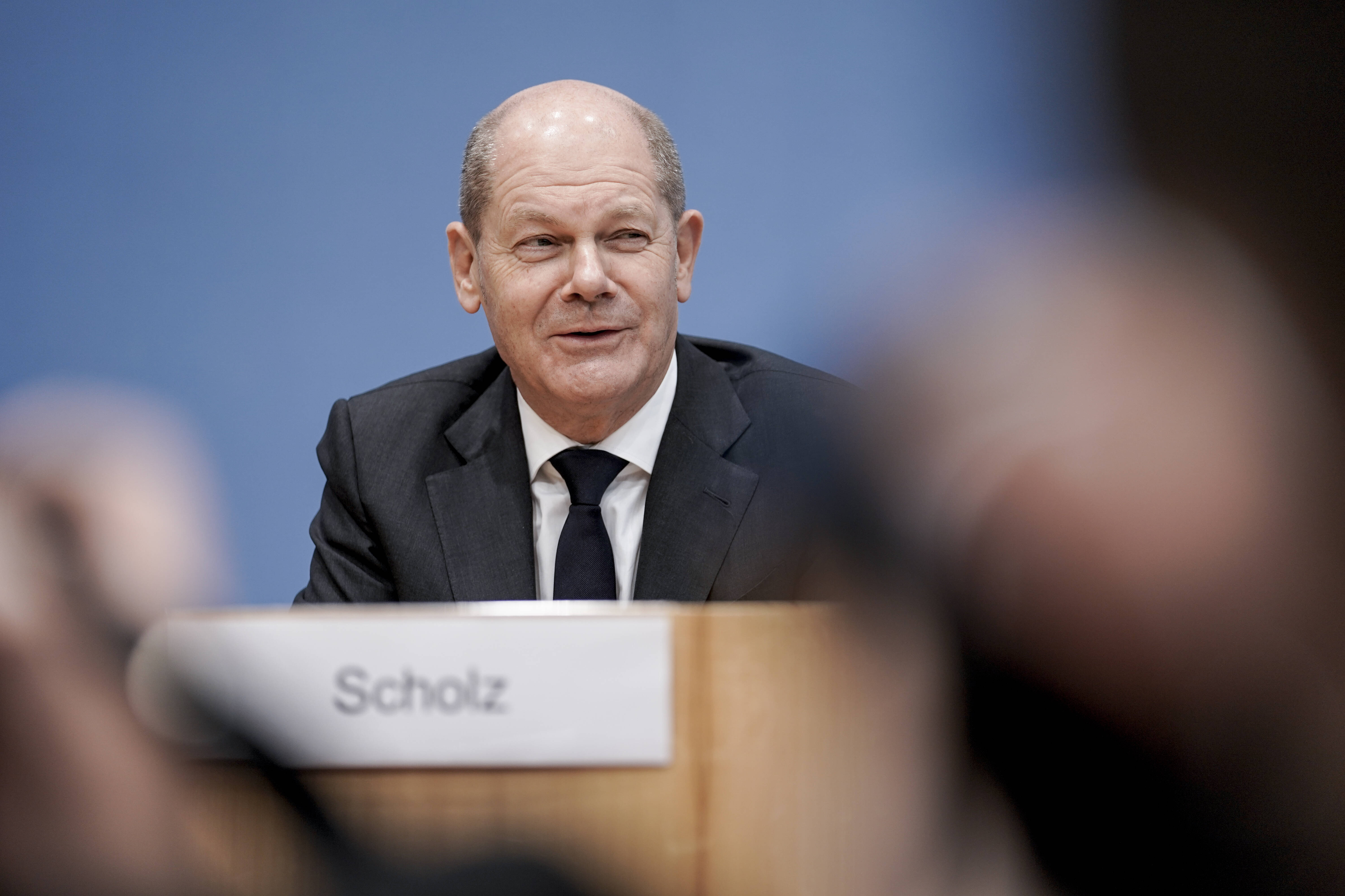 Ein fröhlicher Olaf Scholz: Der geschäftsführende Bundesfinanzminister präsentiert am 11. November 2021 vor der Bundespressekonferenz in Berlin die aktuelle Steuerschätzung.