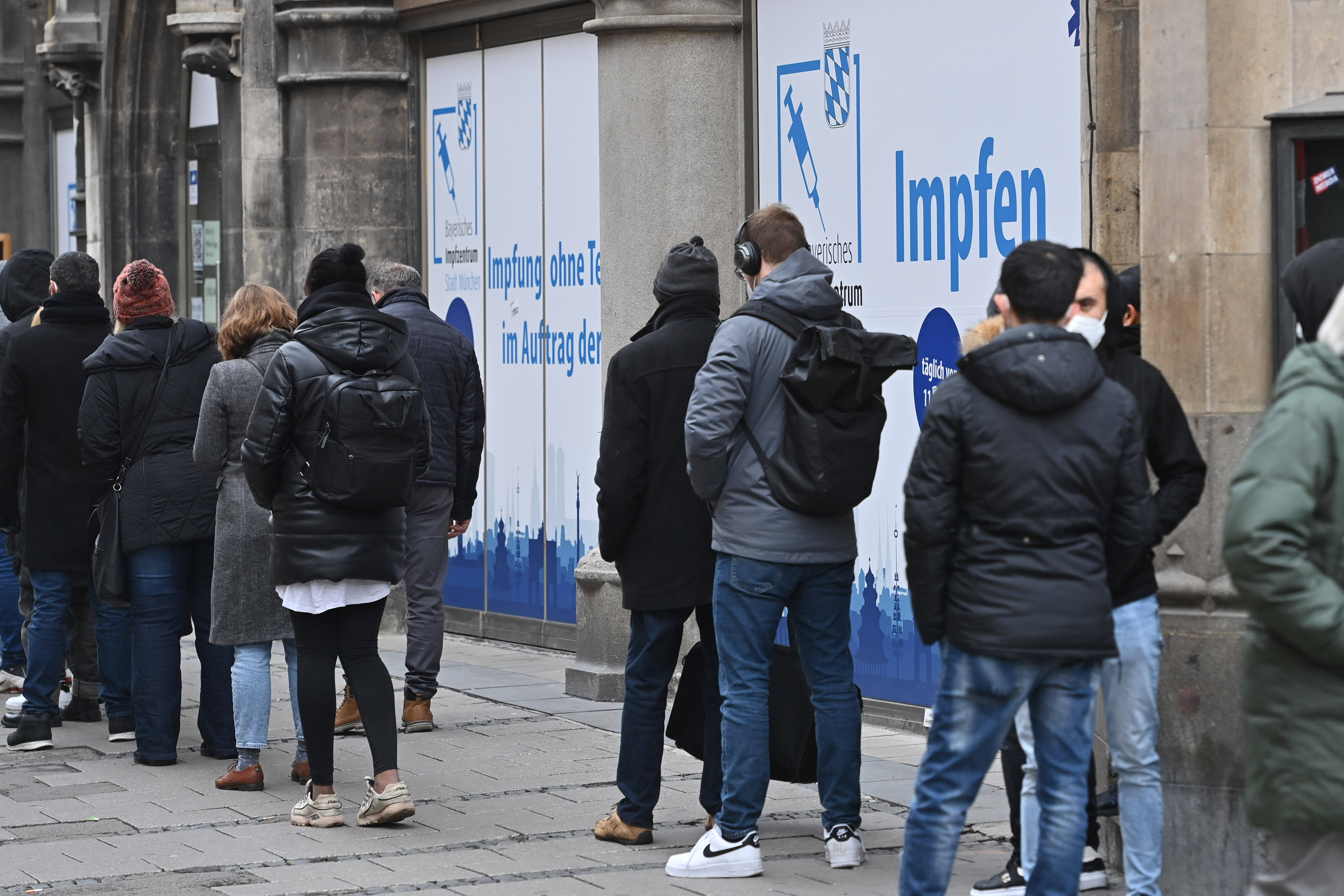 Der entscheidende Weg aus der Corona-Krise: Impfen – hier die Warteschlange vor dem Impfzentrum der bayerischen Landeshauptstadt München am 15. November 2021