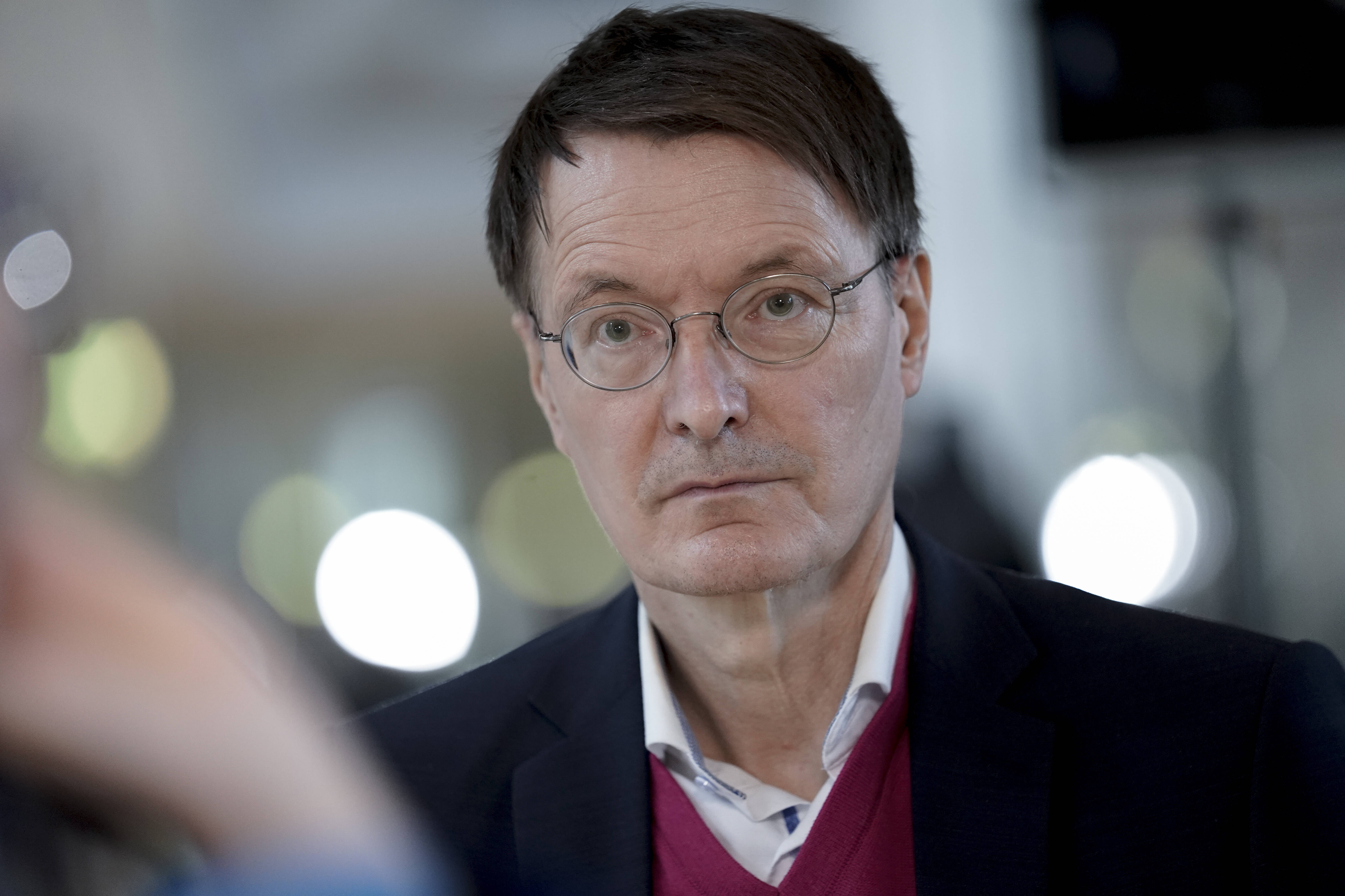 „Ohne Impfpflicht schaffen wir es nicht.“ SPD-Gesundheitsexperte Karl Lauterbach ist besorgt wegen der neuen Vorona-Virus.Variante B.1.1.529.