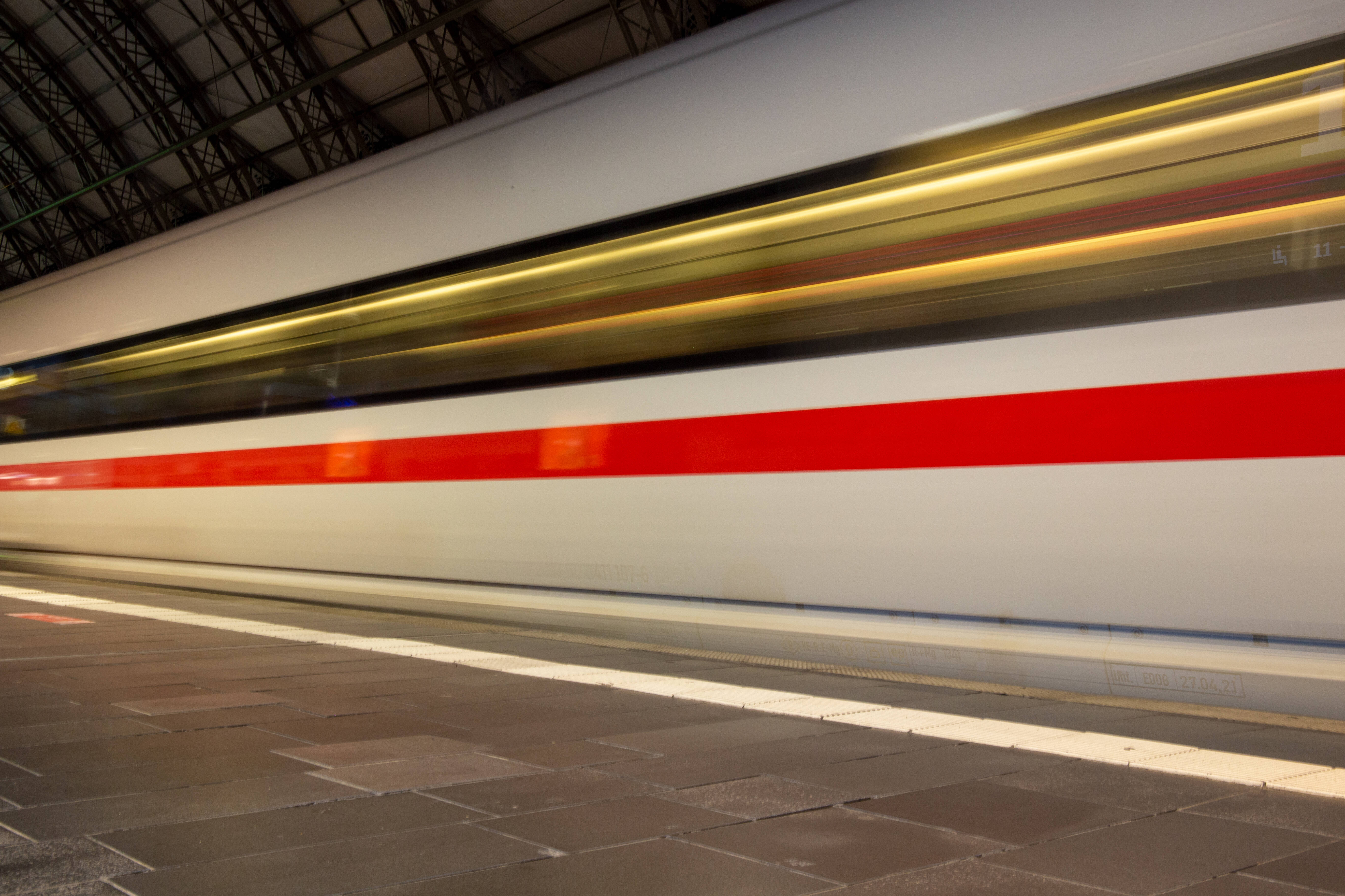 Auf der Überholspur? Die Bahn soll nicht privatisiert, sondern stattdessen deutlich besser ausgestattet werden. So sehen es SPD, Grüne und FDP in ihrem Koalitionsvertrag vor.