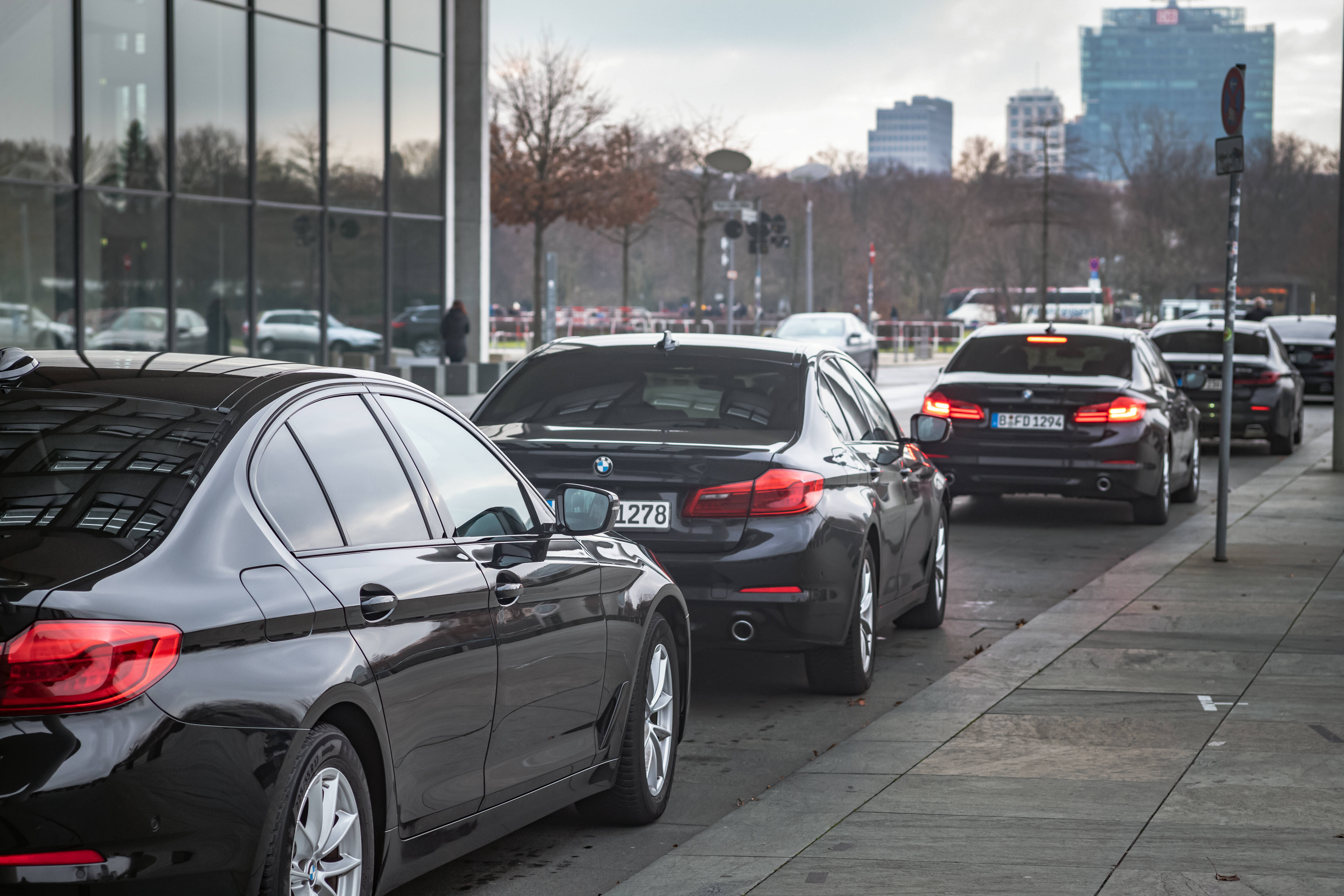 Allzeit bereit: Die Fahrbereitschaft chauffiert die Bundestagsabgeordneten durch Berlin. Die Fahrer*innen werden – bis jetzt – dafür schlecht bezahlt.