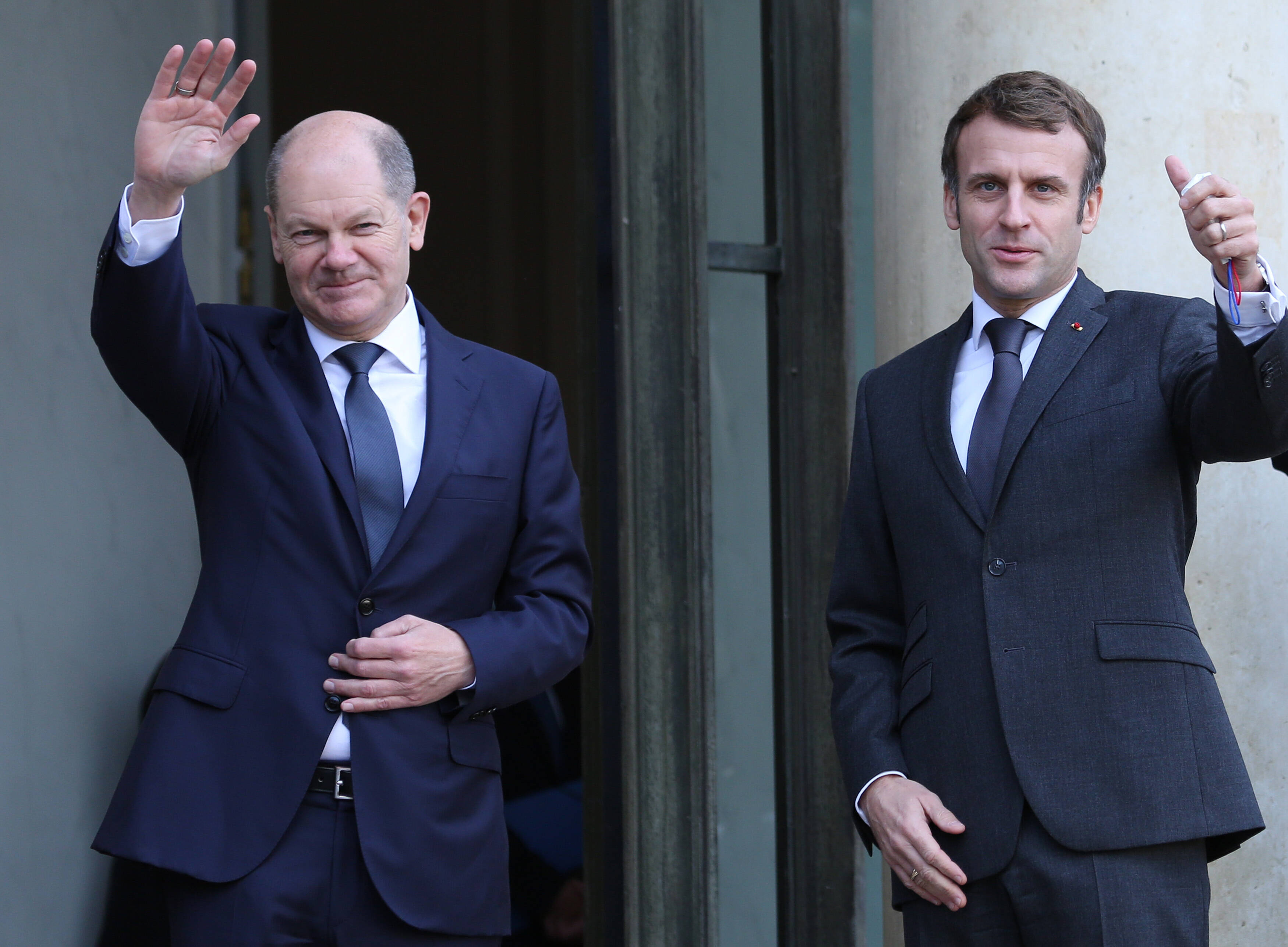 Olaf Scholz und der französische Präsident Emmanuel Macron beim ersten Staatsbesuch des neuen deutschen Bundeskanzlers in Paris.