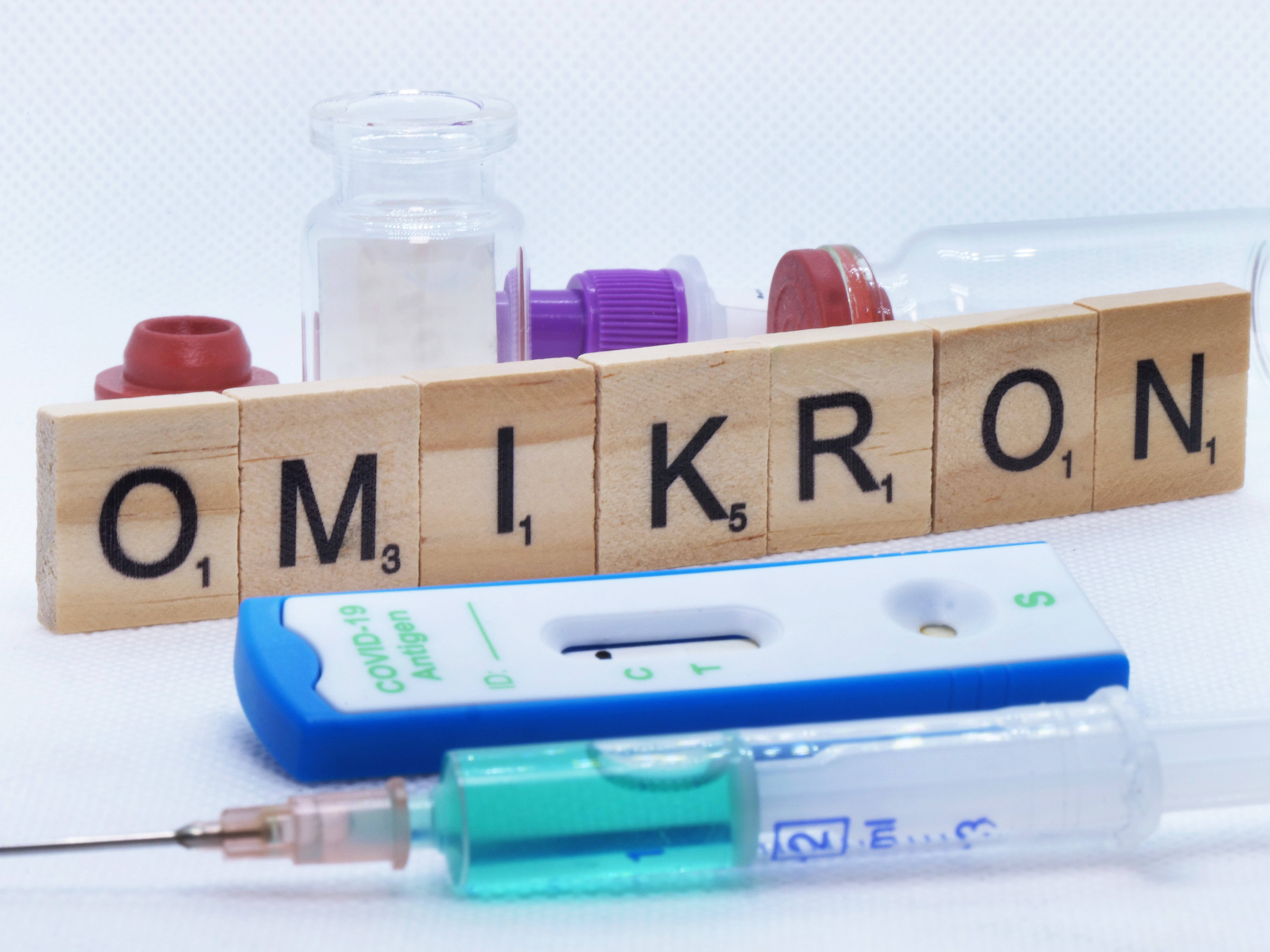 Boostern, testen und Kontakte einschränken: Dazu rät der Expert*innenrat der Bundesregierung angesichts der Omikron-Variante des Corona-Virus.