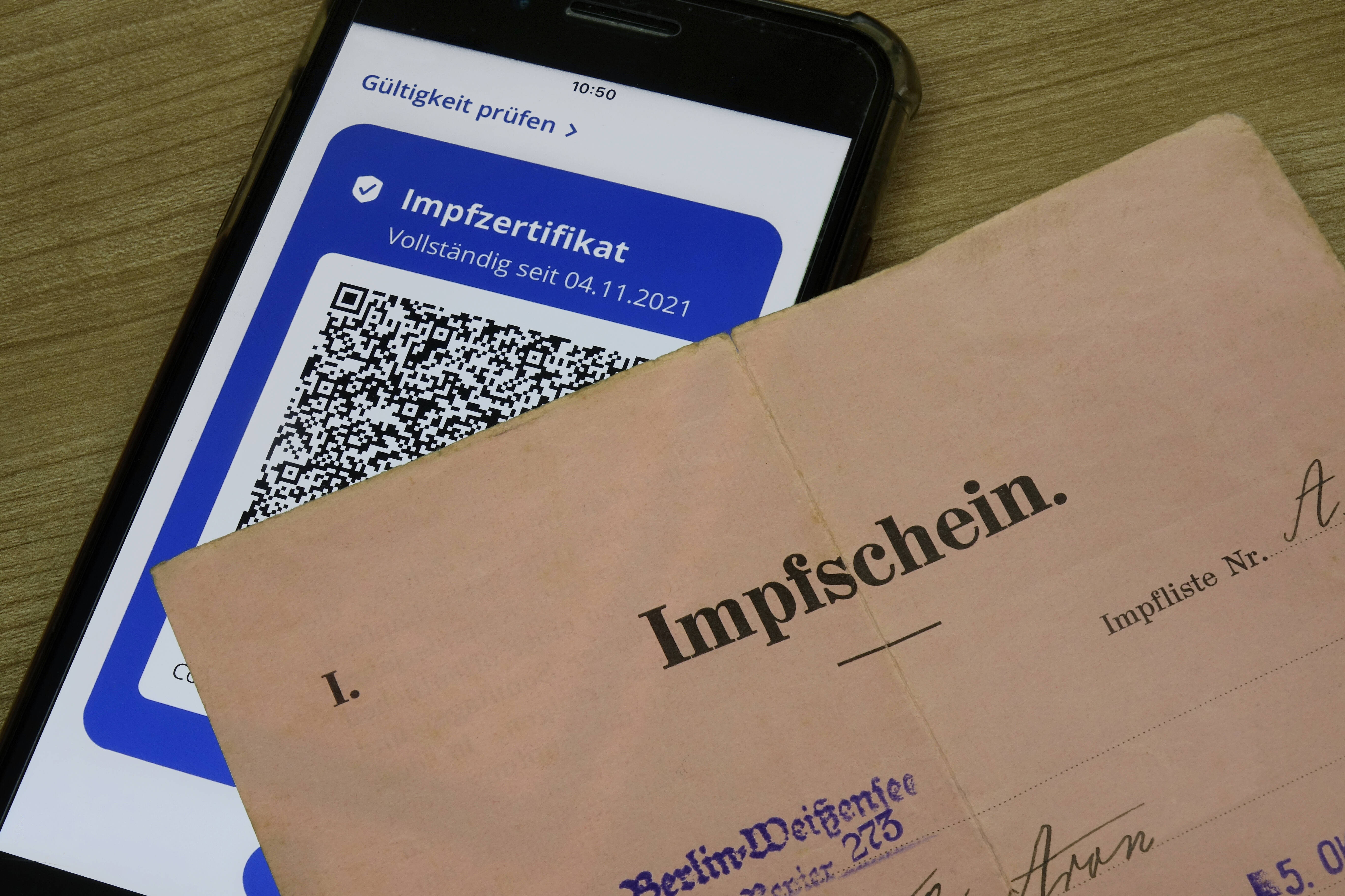 Vom Impfschein zum Impfzertifikat: Die Impfpflicht steht am Anfang des Impfens, sagt der Medizinhistoriker Malte Thießen.