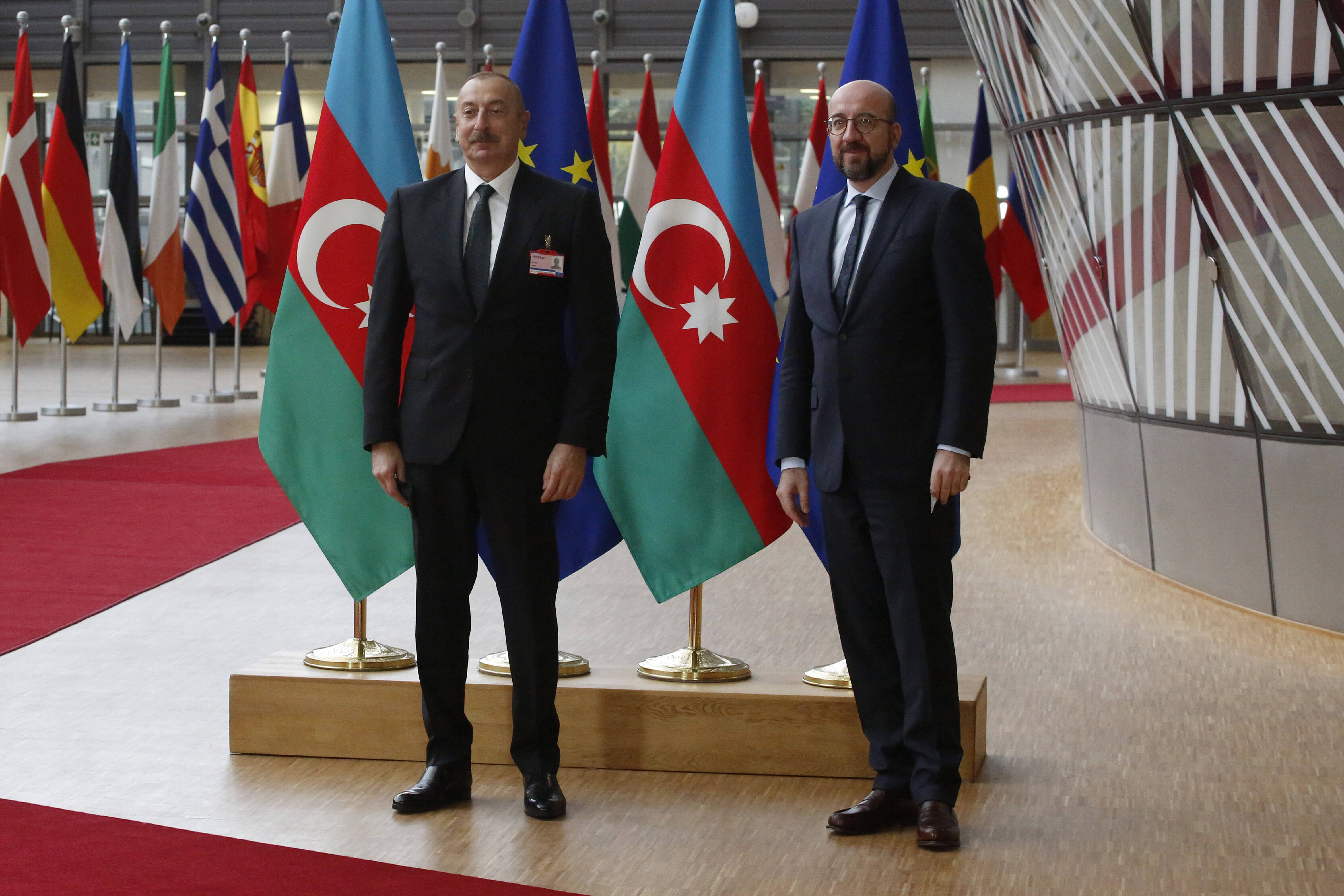 EU-Ratspräsident Charles Michel (r.) trifft den aserbaidschanischen Präsidenten Ilham Aliyev. Im Rahmen der Östlichen Partnerschaft gibt es in dieser Woche die erste Zusammenkunft seit mehr als vier Jahren.