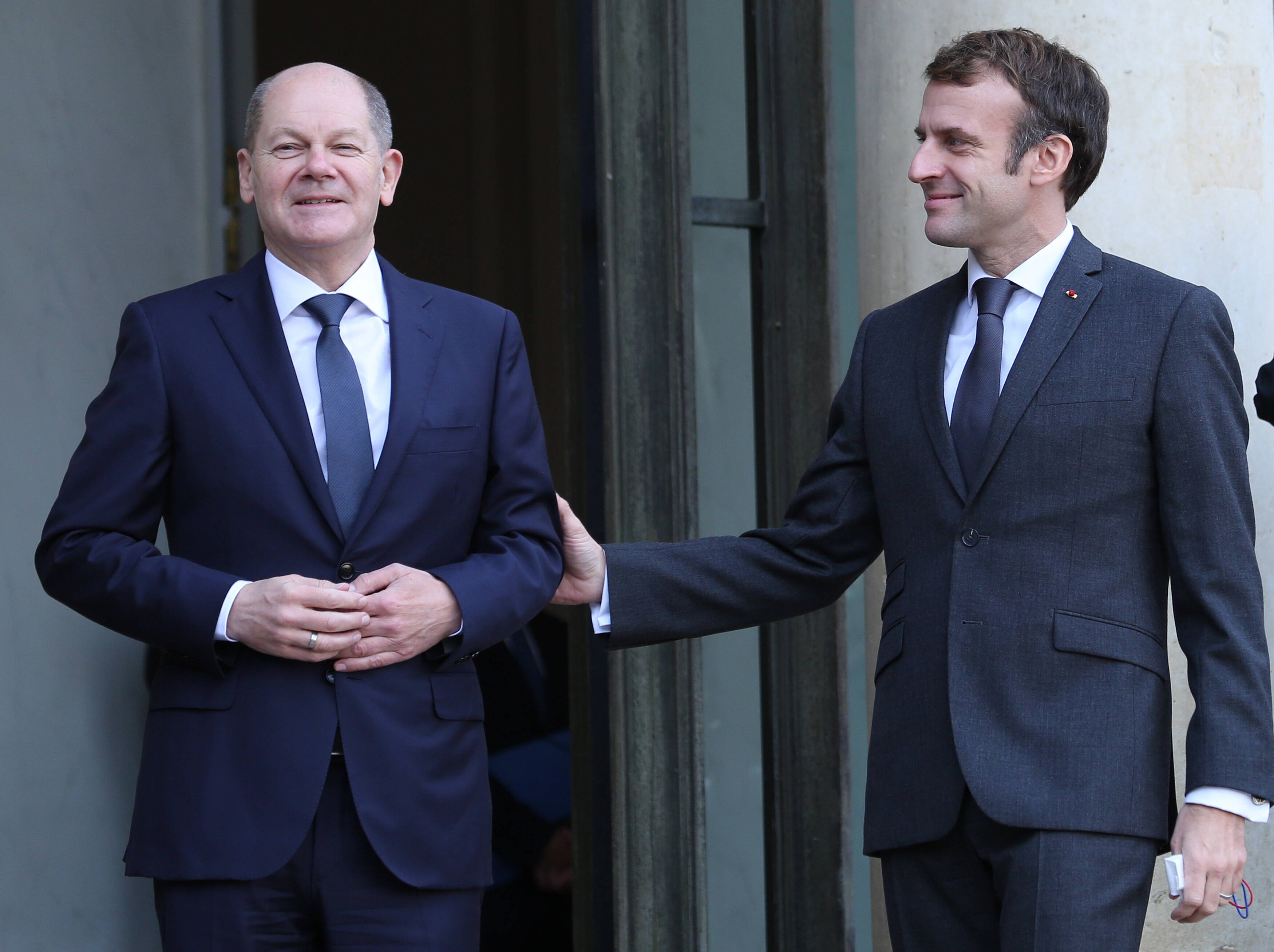 Neuer Schwung: Frankreichs Präsident Emmanuel Macron (r.) ist hoch erfreut, über den neuen verteidigungspolitischen Kurs von Bundeskanzler Olaf Scholz.