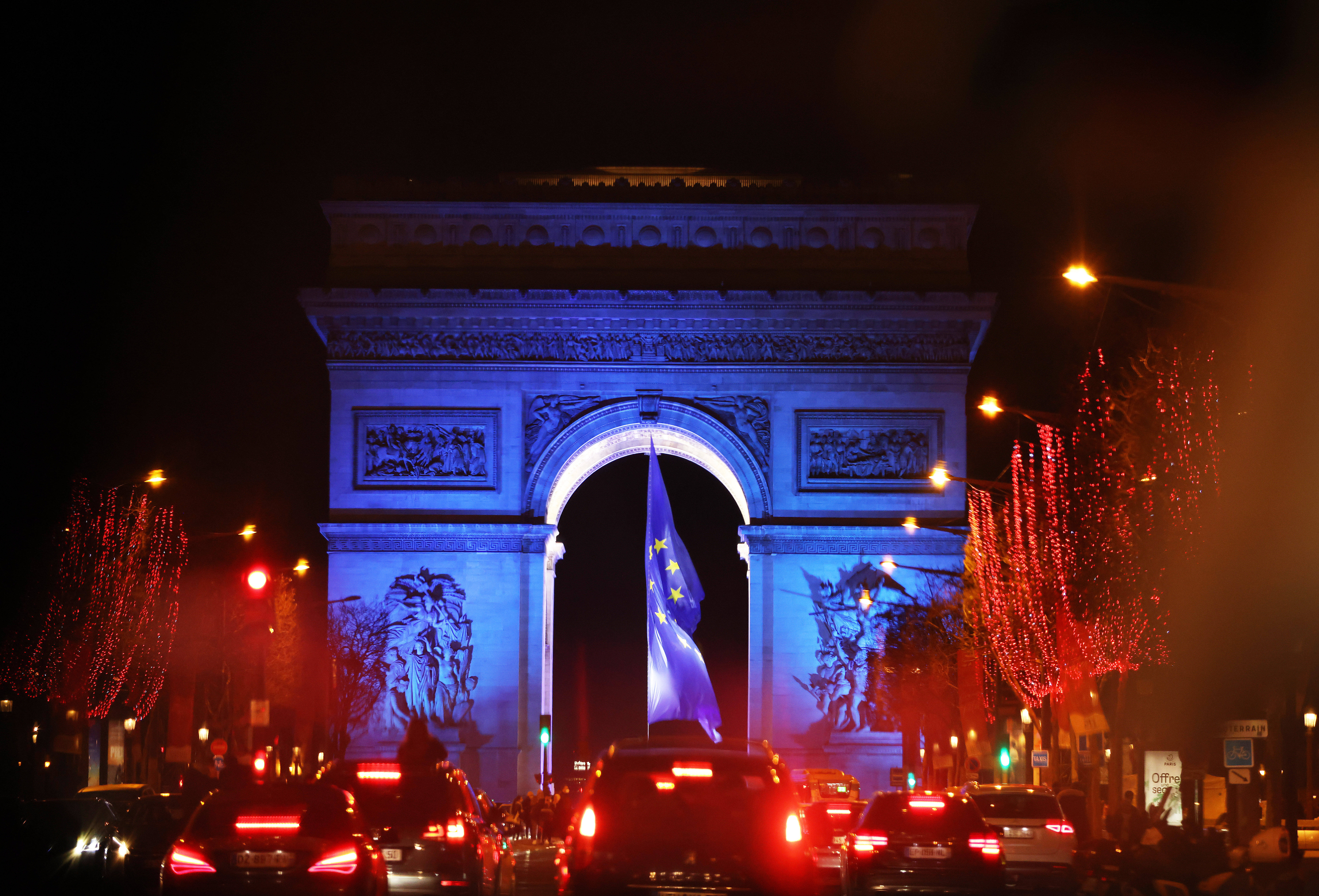 Zankapfel im politischen Frankreich: Am Triumphbogen in Paris hängt eine Europafahne.