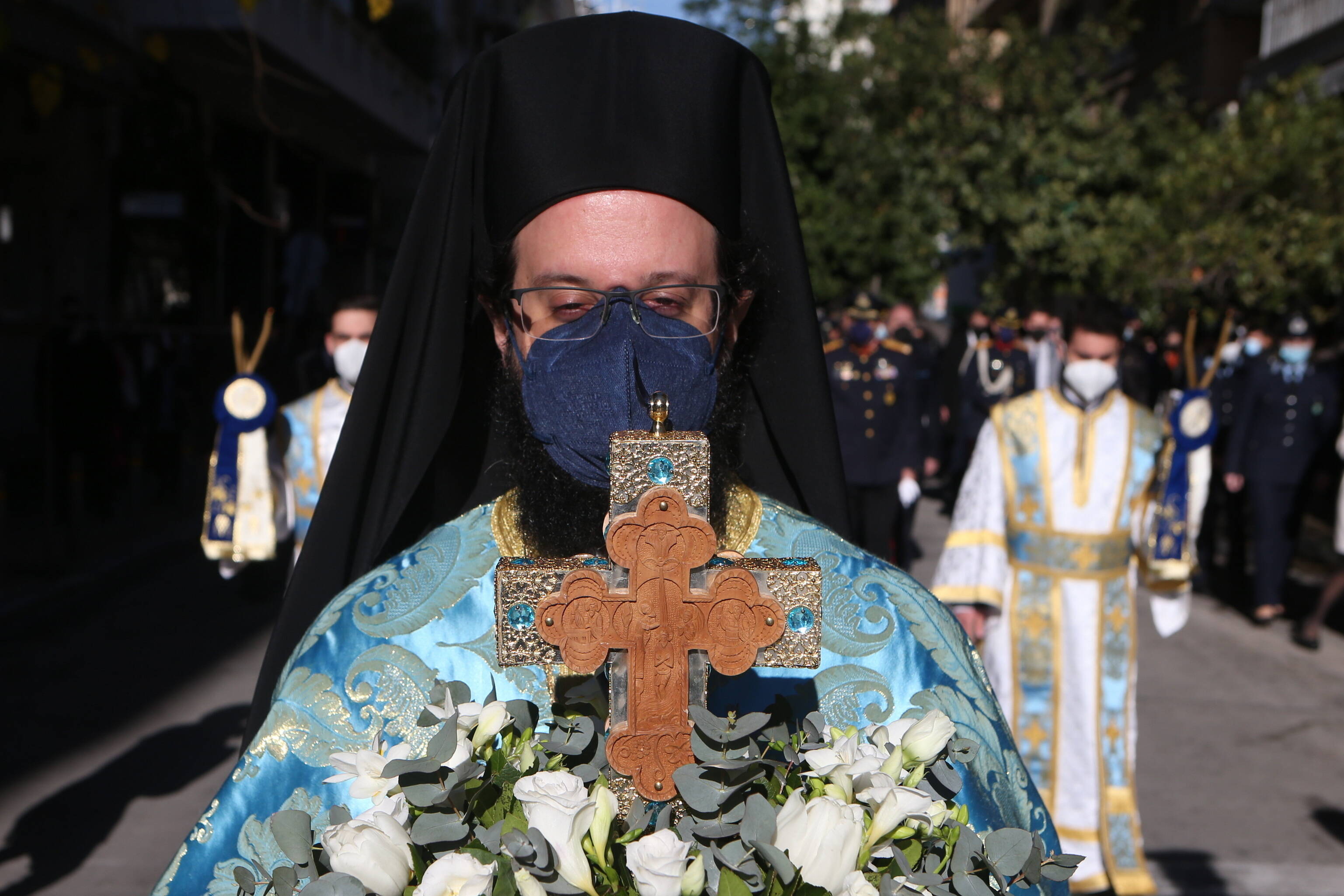Corona hat Griechenland weiterhin im Griff: Ein griechisch-orthodoxer Geistlicher mit Mundschutz.