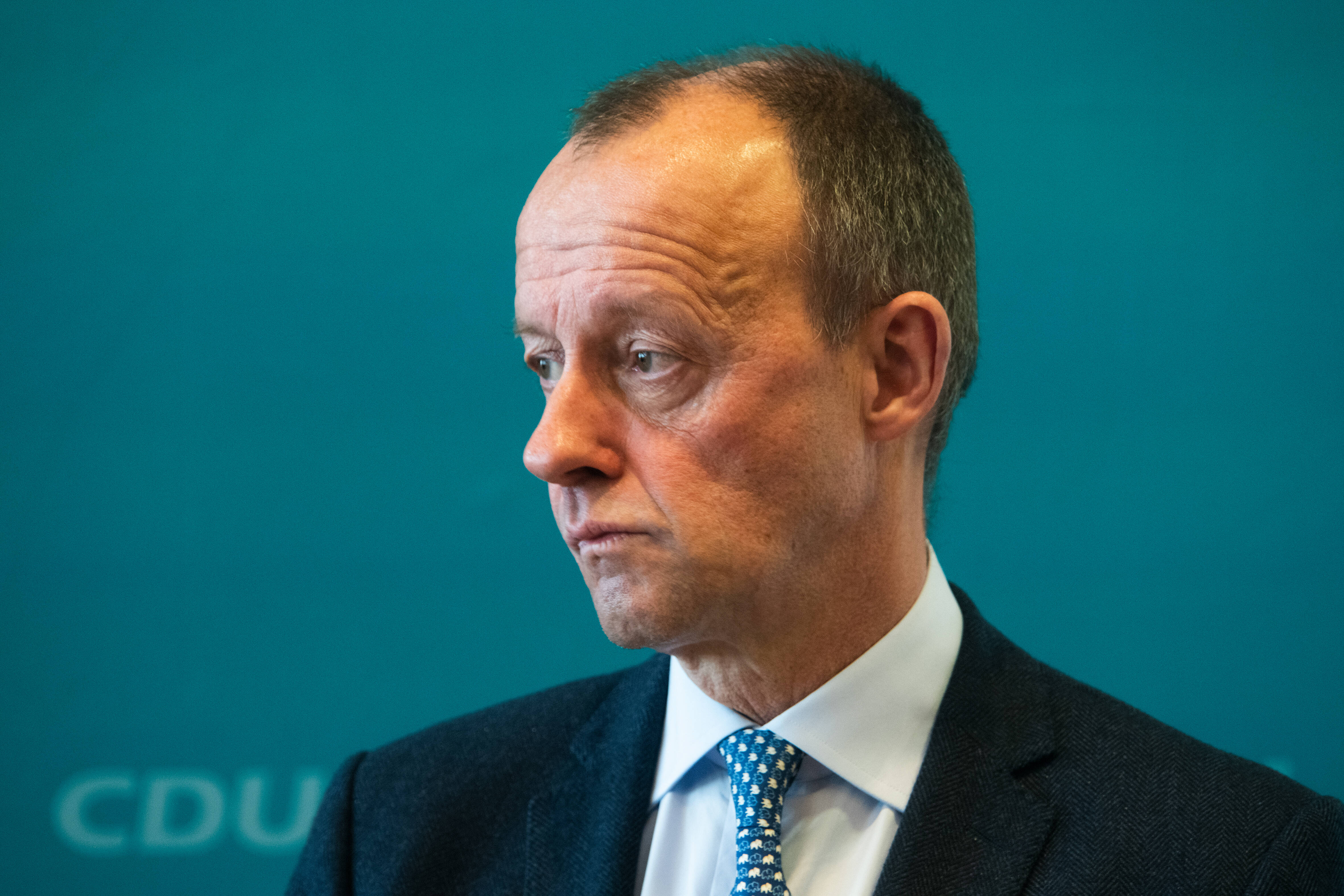 Friedrich Merz, der designierte Vorsitzende der CDU, schweigt vielsagend: Steht hinter dem Rechtskurs in seiner Partei oder will er ihn stoppen?