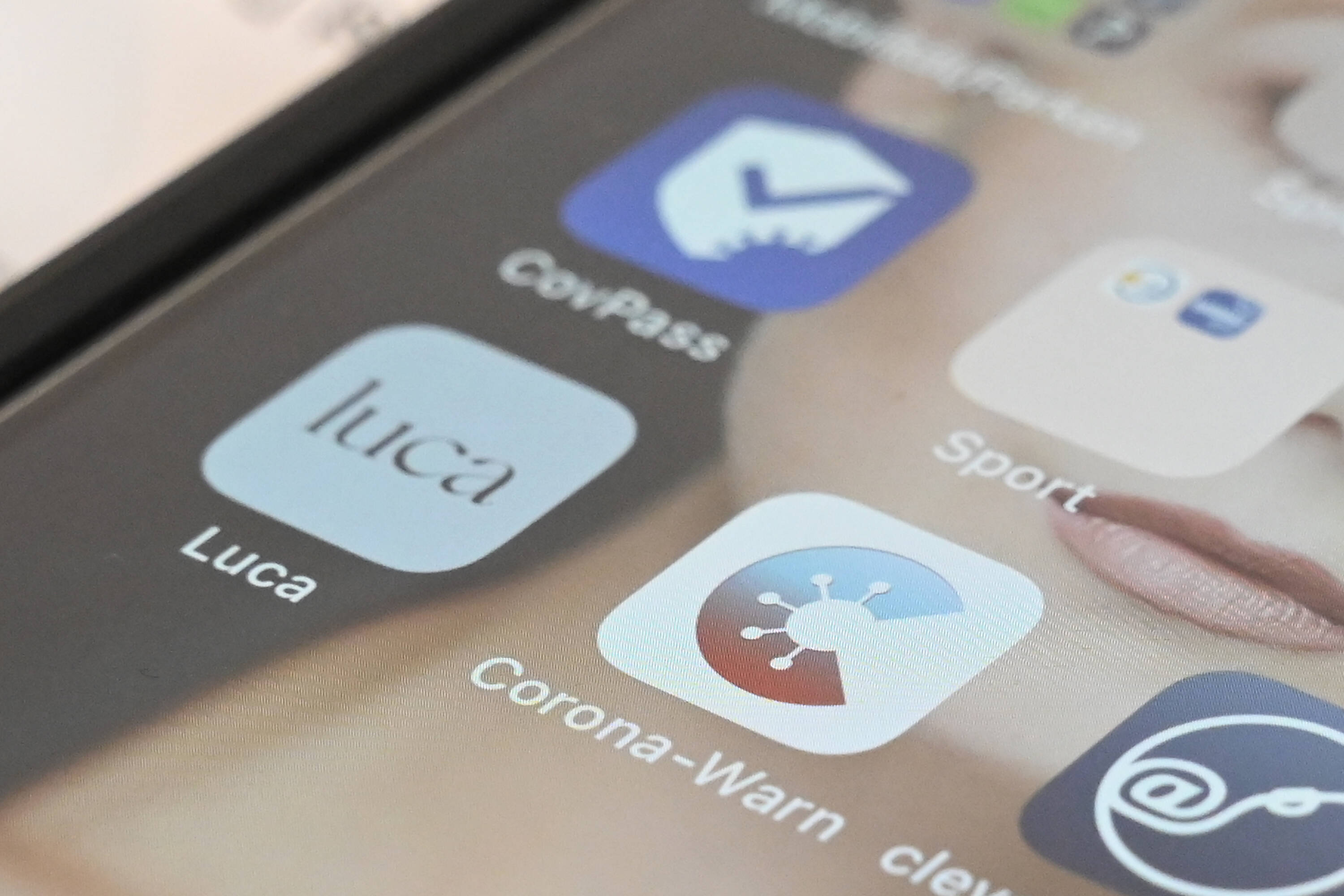 Kontaktnachverfolgung: Die Luca-App könnte verschwinden, die Corona-Warn-App bleiben.
