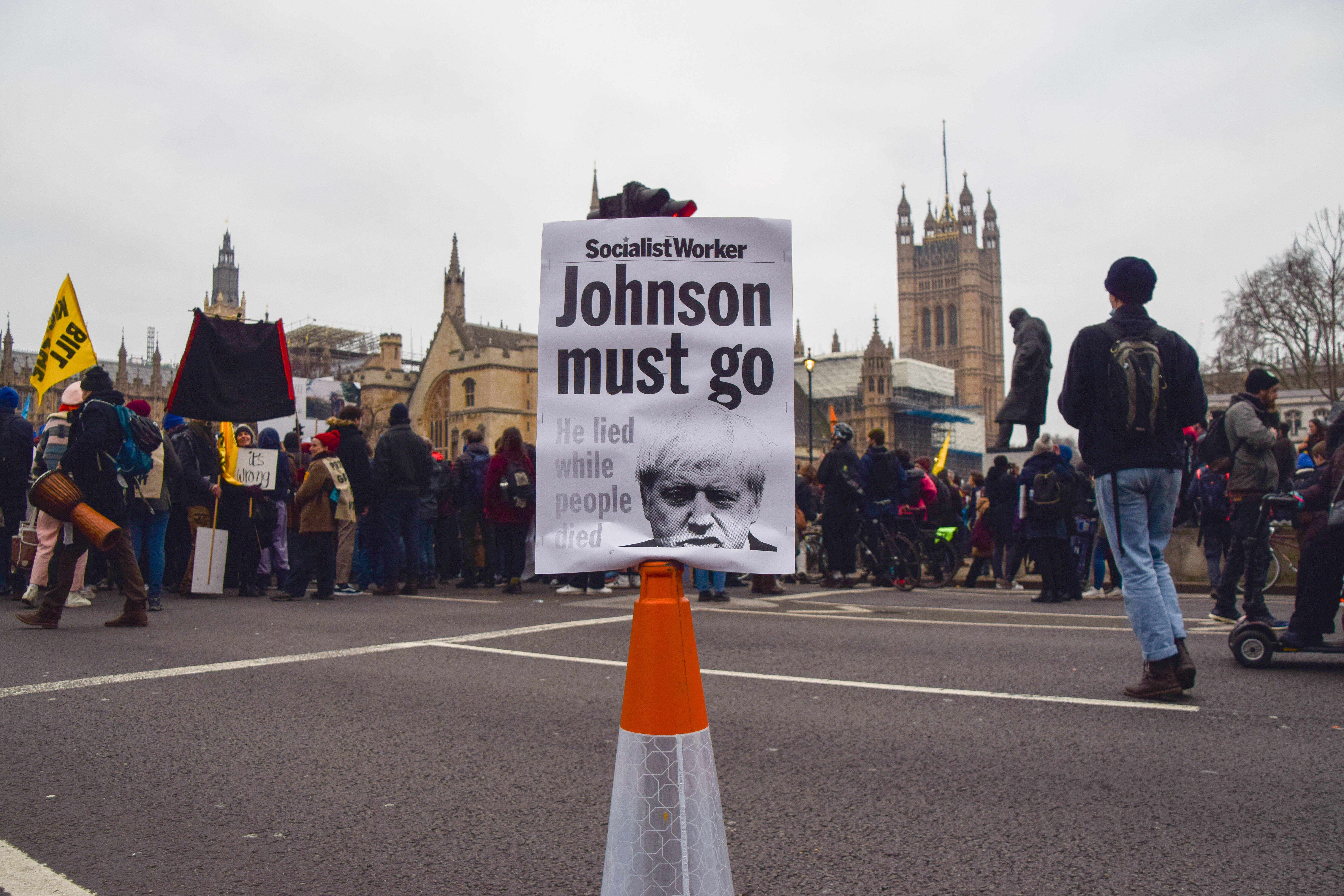 Aufforderung zum Rücktritt: Tausende Demonstrierende verlangen am 15. Januar 2022 in London vor dem Parlament das Aus des britischen Premierministers Boris Johnson.