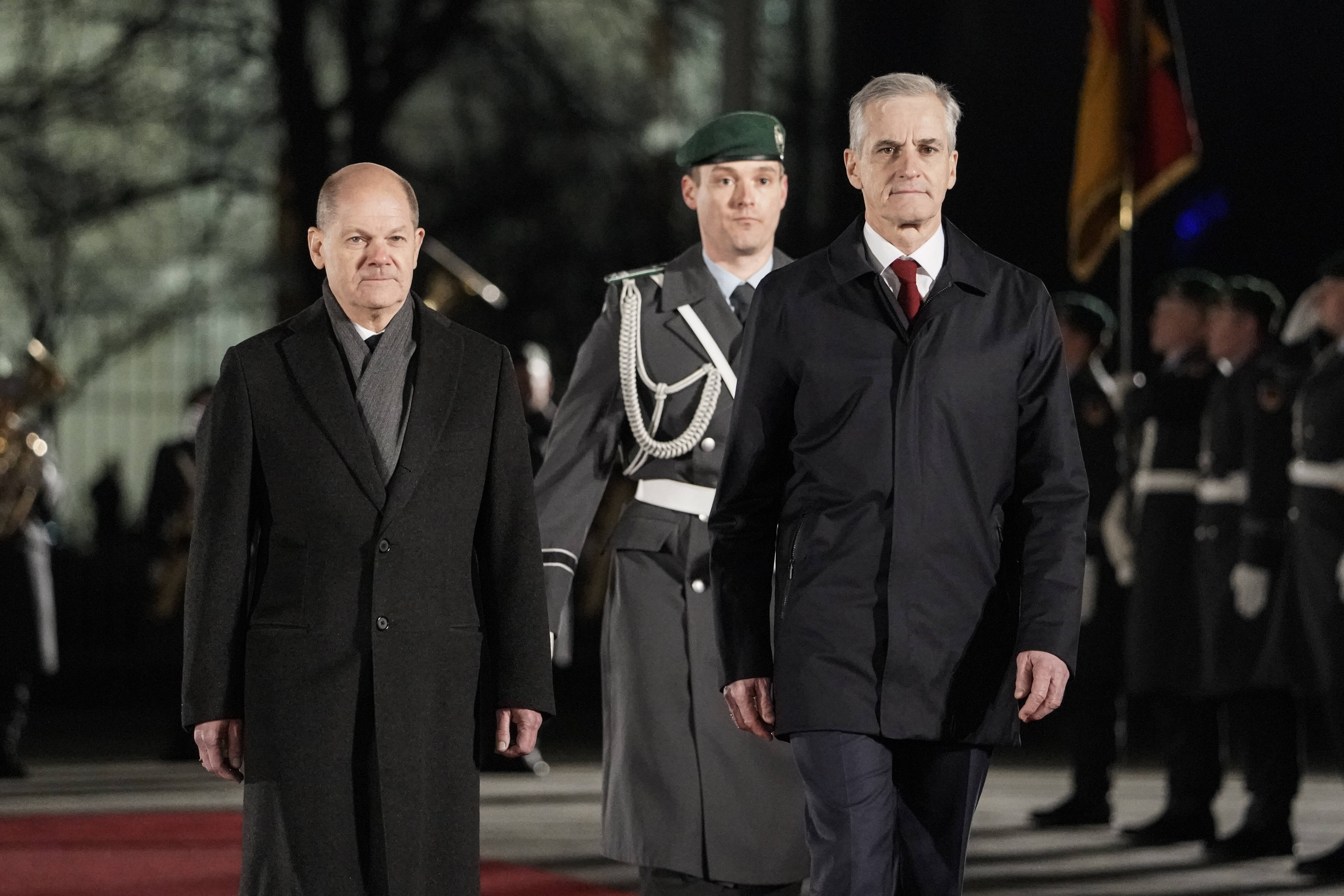 Enge Verbündete: Bundeskanzler Olaf Scholz (l.) empfängt am 19.01.2022 vor dem Kanzleramt den norwegischen Ministerpraesidenten Jonas Gahr Stoere.