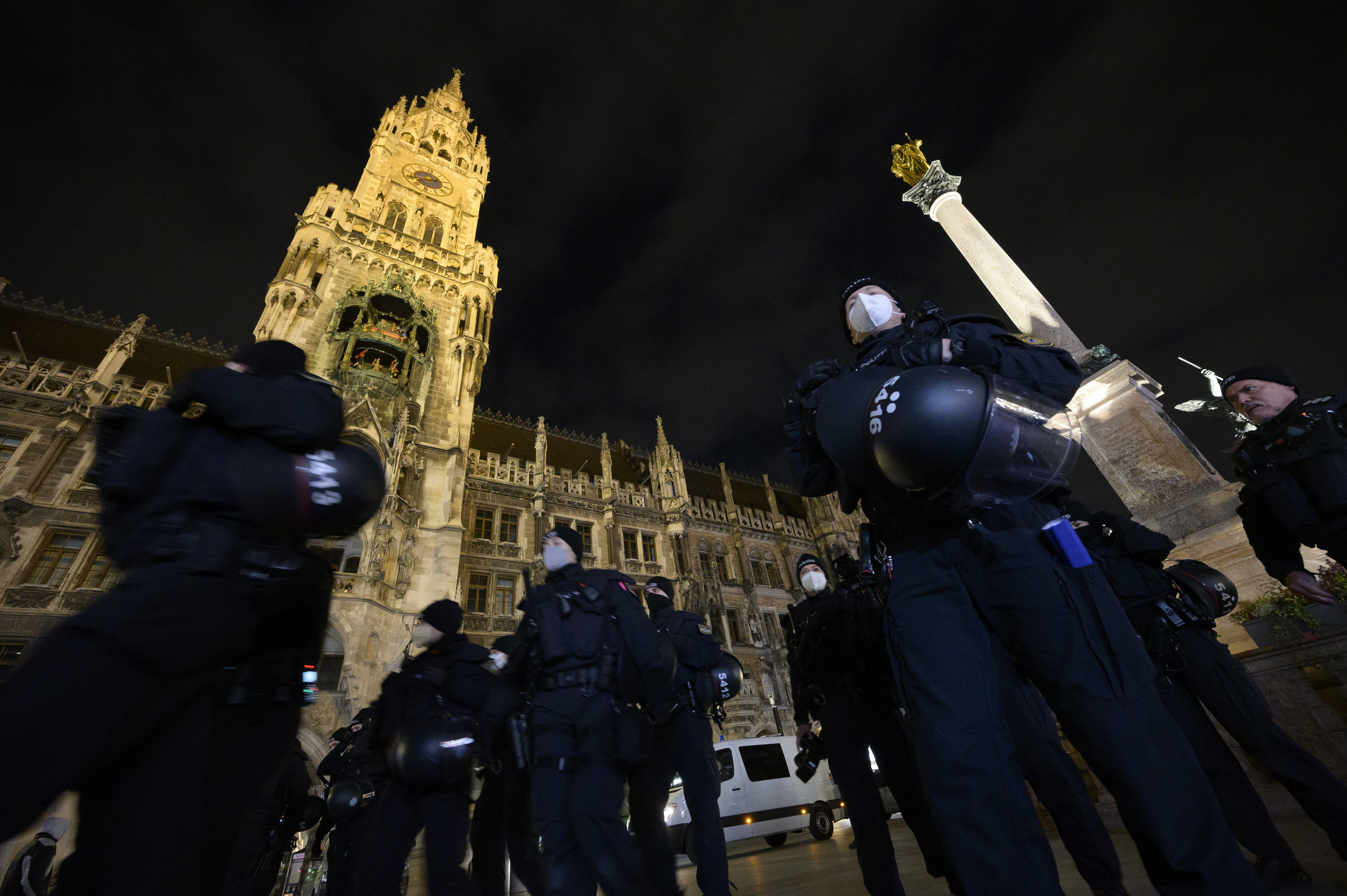 Münchner Rathaus unter Polizeischutz: Mit den sogenannten Corona-Spaziergängen haben die Bedrohungen für Bürgermeister*innen zugenommen.