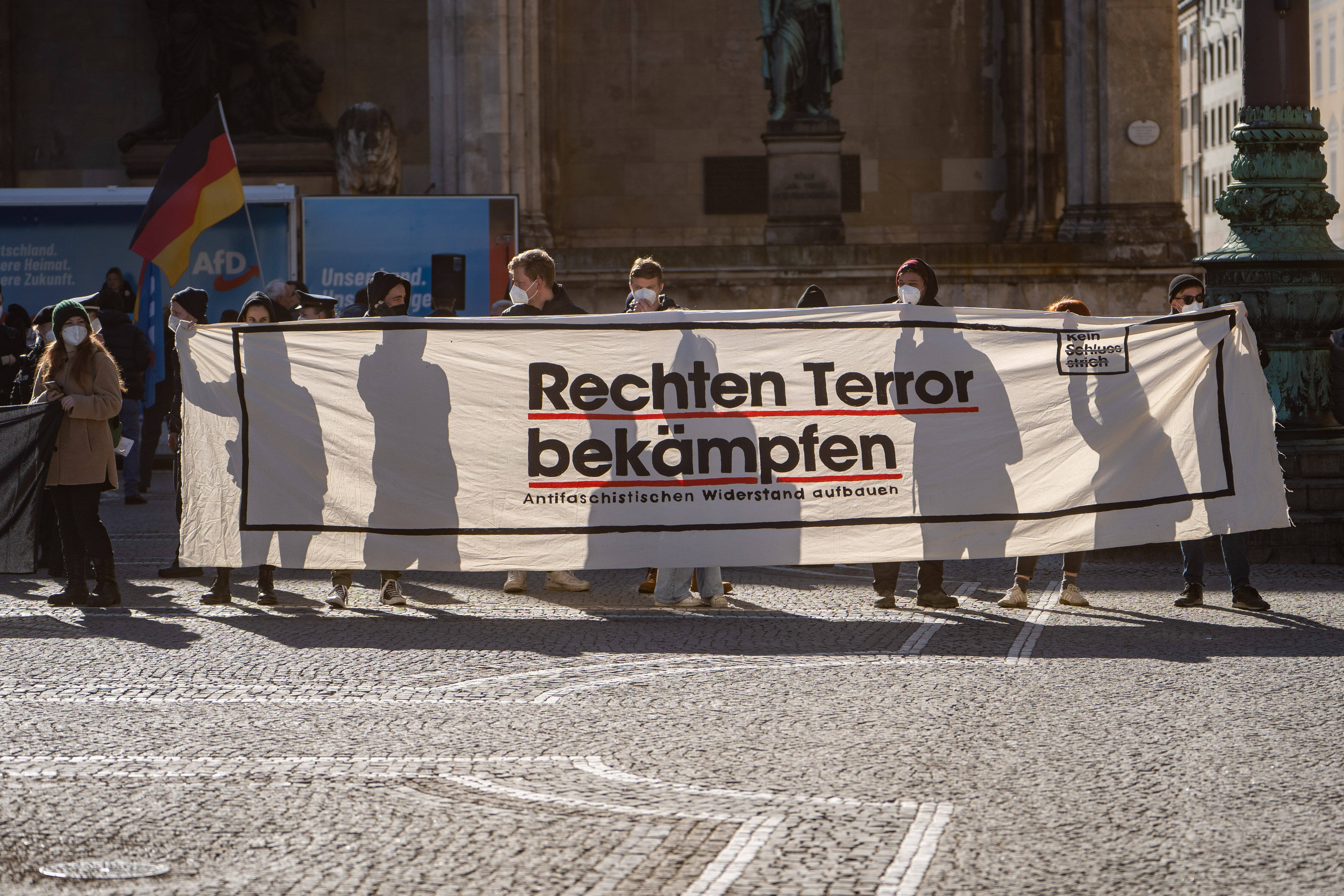 Der zivilgesellschaftliche Widerstand gegen Rechtextremismus soll gestärkt werden: Sichtbar wird er zum Beispiel hier am 13. Februar 2022 in München bei einer Demonstration gegen die AfD.