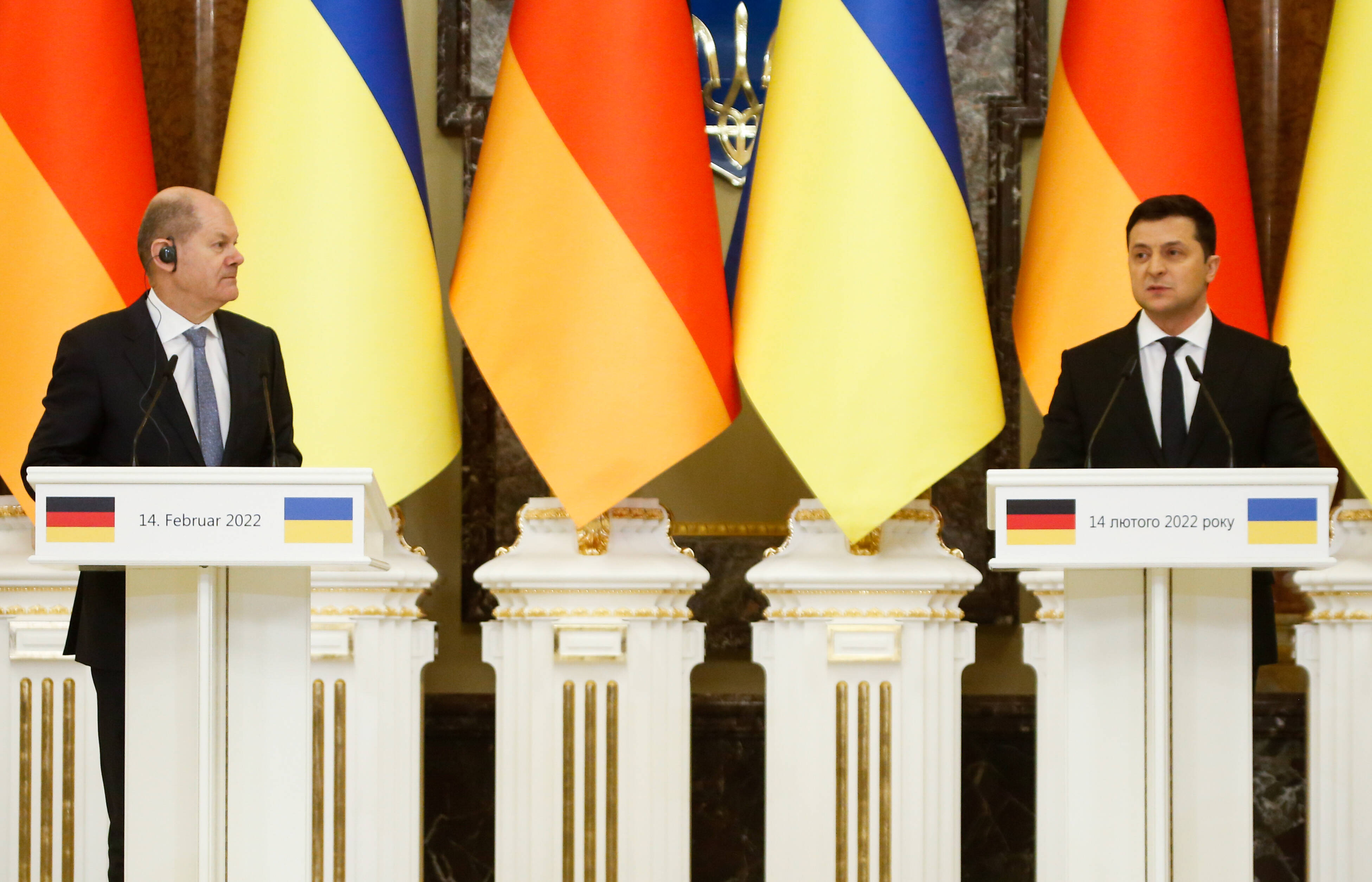 Deutschland steht fest an der Seite der Ukraine: Dieses klare Signal setzte Bundeskanzler Olaf Scholz (l.) bei seinem Besuch in Kiew am 14. Februar 2022, hier auf der gemeinsamen Pressekonferenz mit seinem ukrainischen Amtskollegen Wolodymyr Selenskyj.