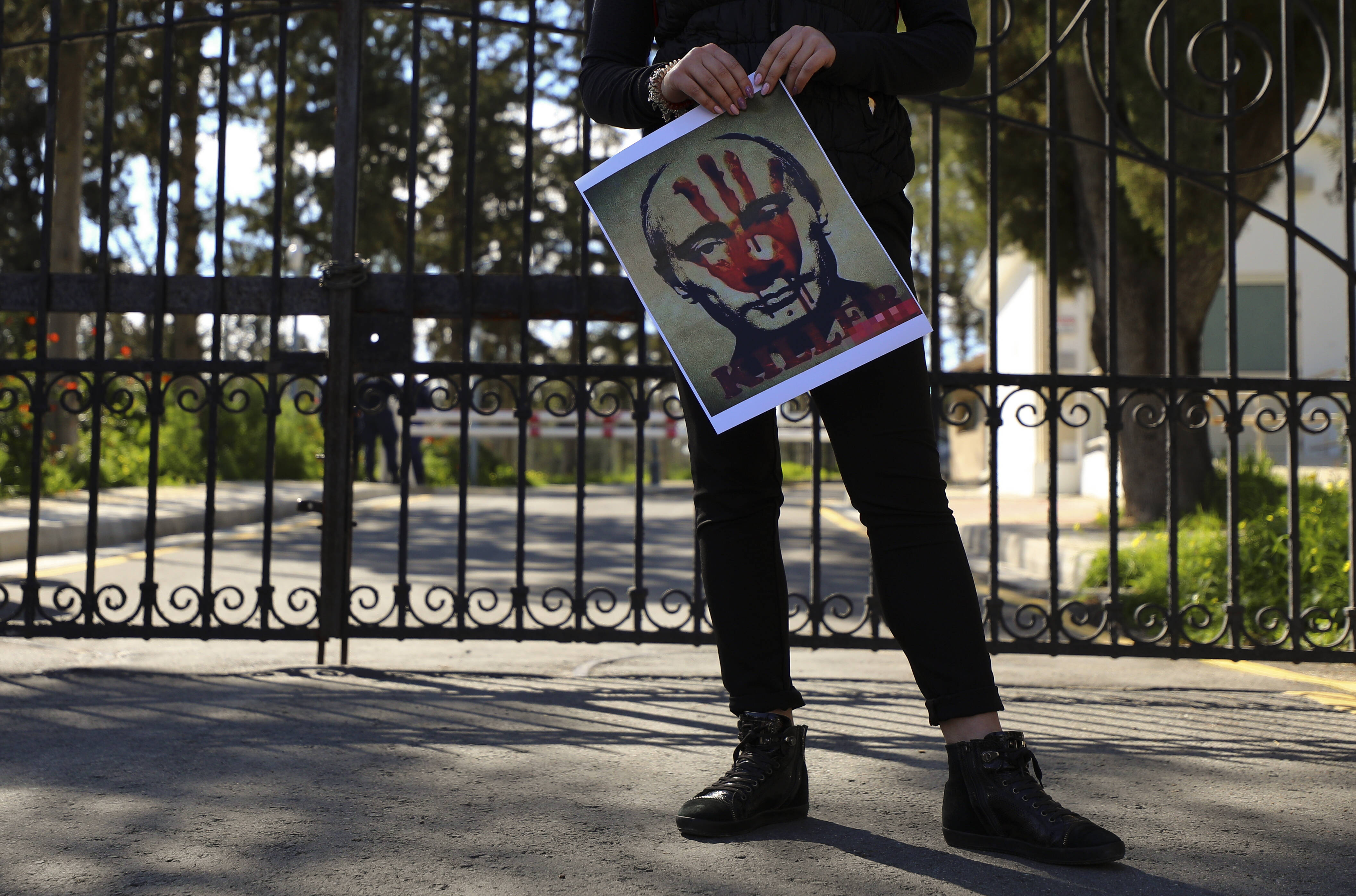 Zypern: Die Mittelmeerinsel galt lange als Paradies für vermögende Russ*innen, doch seit dem Angriffskrieg Putins gegen die Ukraine gibt es auch hier Proteste gegen den Kreml, auf dem Foto eine Protestierende vor dem Präsidentenpalast in der Hauptstadt Nikosia am 26. Februar 2022.